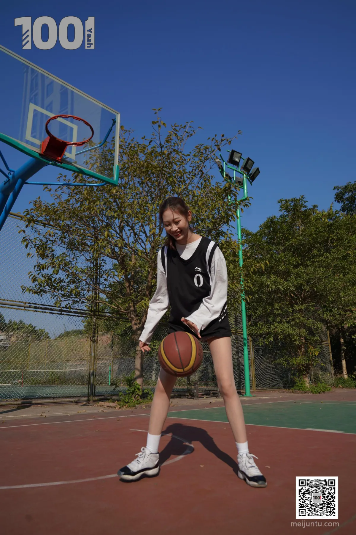 [IESS One Thousand and One Nights] Model: Cao Mei 'Playing Basketball with Girlfriend 3' Stockings and Beautiful Feet Photo Set photo 17