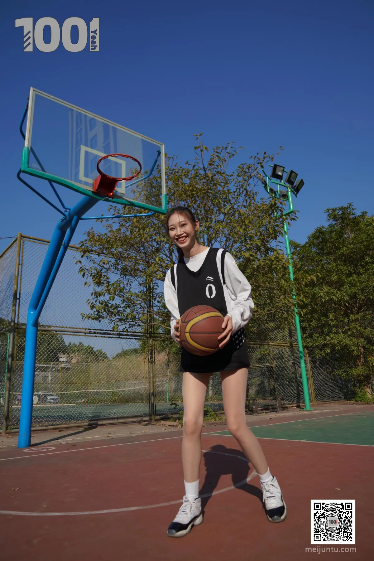 [IESS One Thousand and One Nights] Model: Cao Mei 'Playing Basketball with Girlfriend 3' Stockings and Beautiful Feet Photo Set photo 33