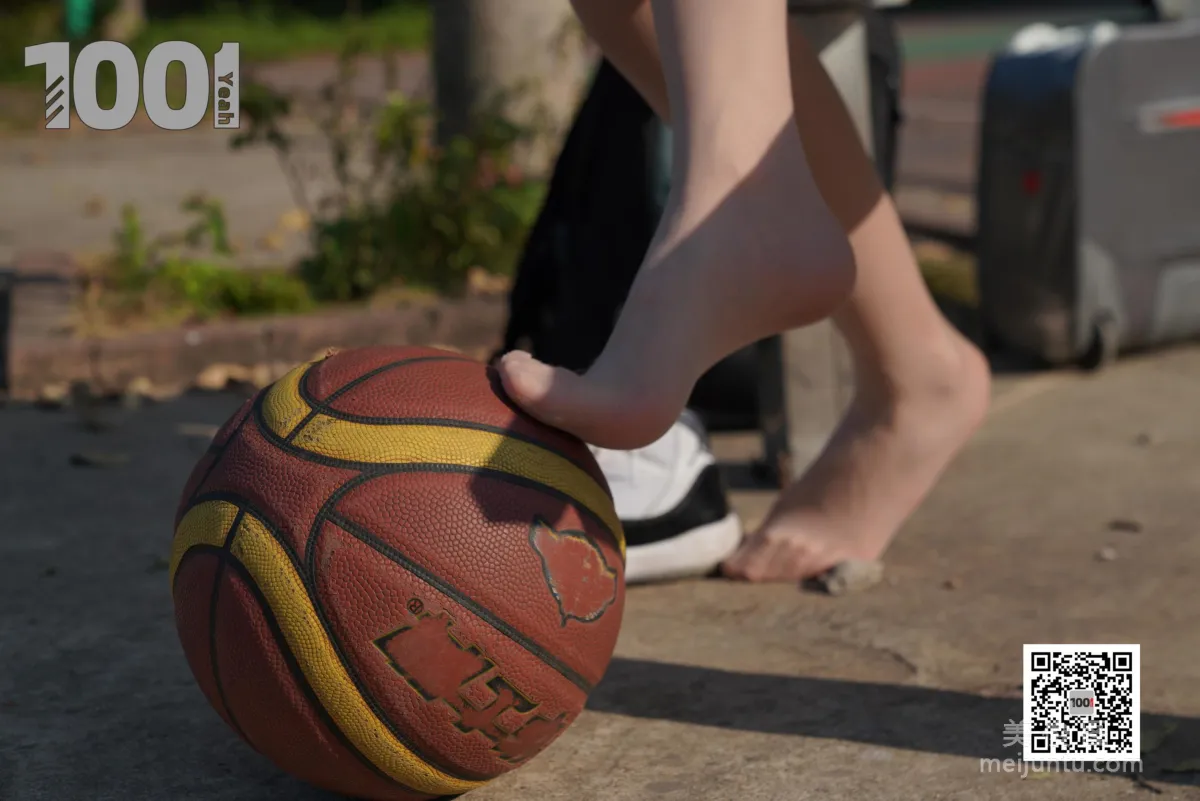 [One Thousand and One Nights] Model: Cao Mei, Accompanying Girlfriend to Play Basketball 4 Beautiful Feet and Silk Stockings Photo Set photo 52