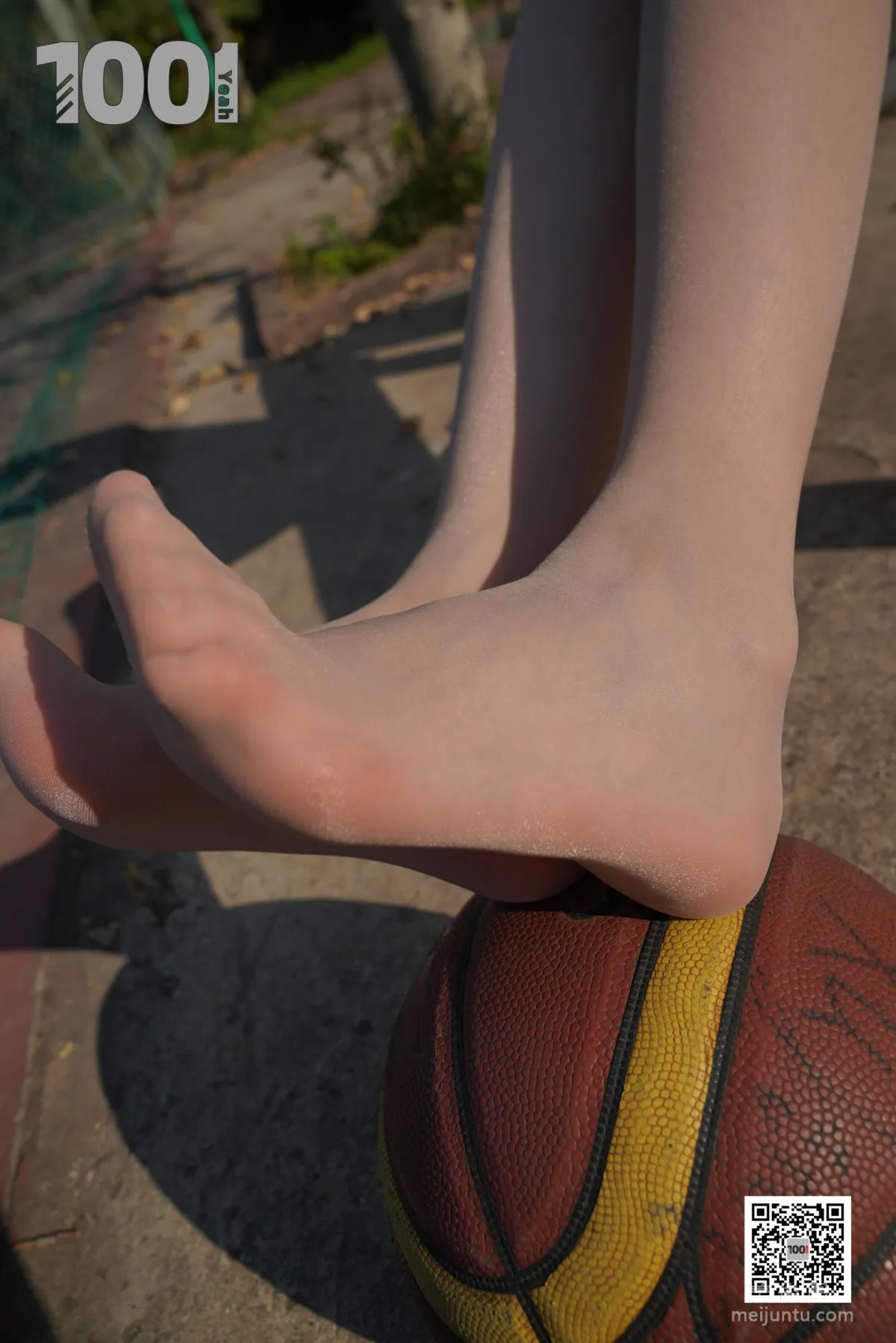 [One Thousand and One Nights] Model: Cao Mei, Accompanying Girlfriend to Play Basketball 4 Beautiful Feet and Silk Stockings Photo Set photo 64