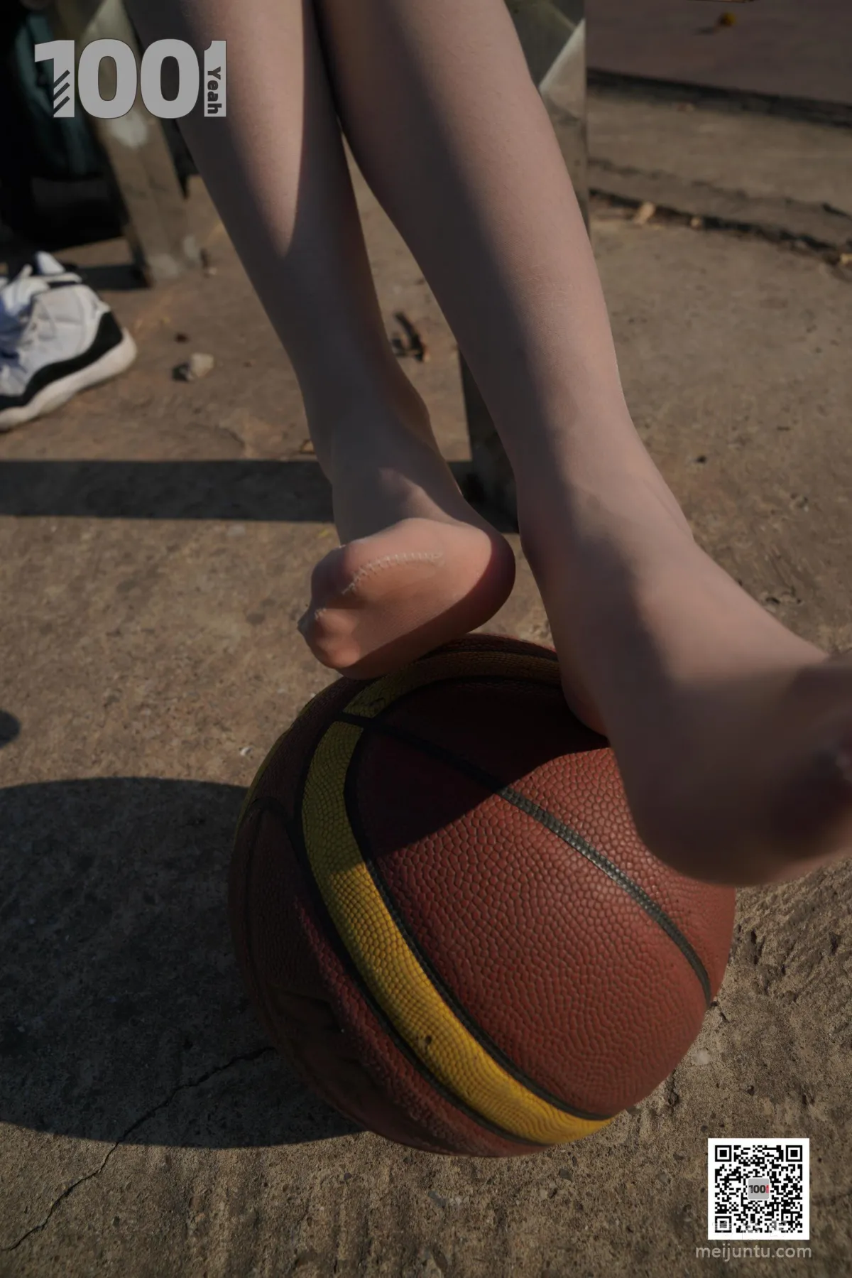[One Thousand and One Nights] Model: Cao Mei, Accompanying Girlfriend to Play Basketball 4 Beautiful Feet and Silk Stockings Photo Set photo 68