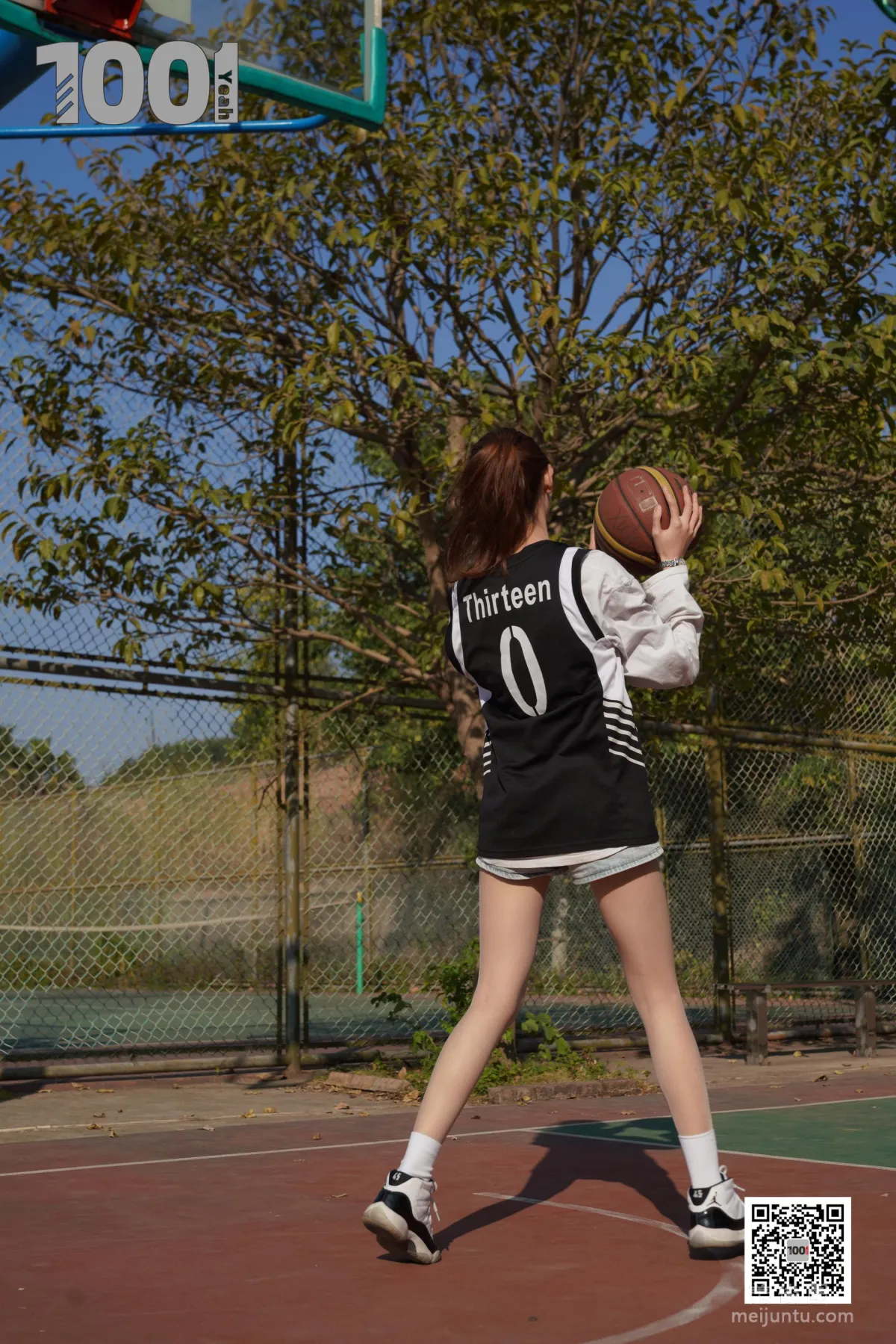 [IESS One Thousand and One Nights] Model: Cao Mei 'Playing Basketball with Girlfriend 3' Stockings and Beautiful Feet Photo Set photo 78