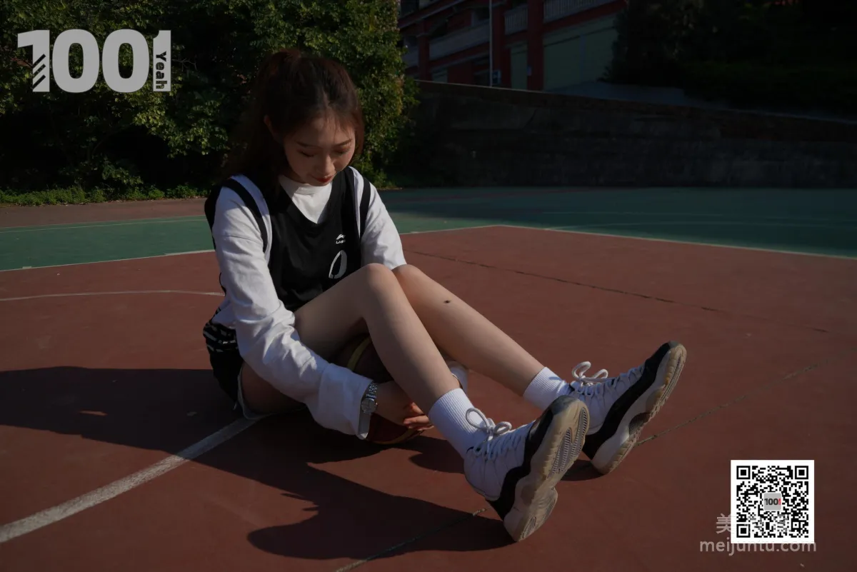 [IESS一千零一夜] 模特草莓《陪女朋友打籃球2》 絲襪美腿寫真集 53