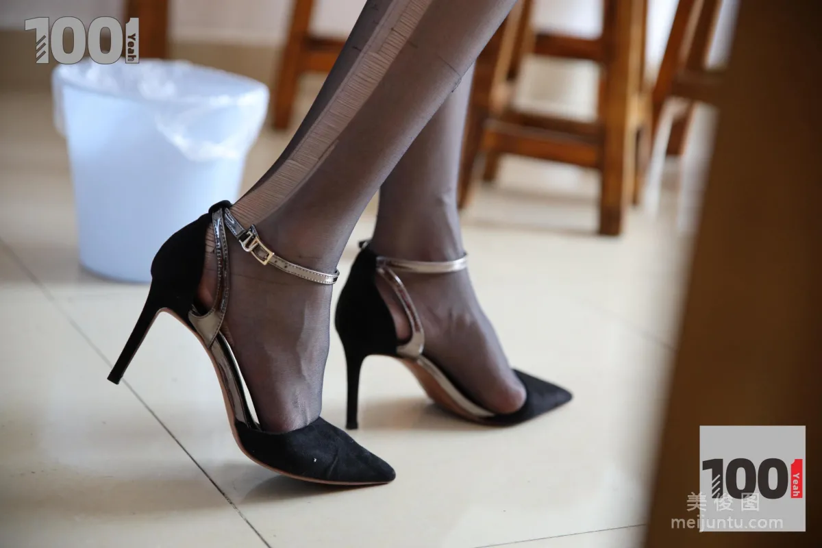 [IESS One Thousand and One Nights] Model: Cao Mei, Salesperson's Lunch Break 2, Black Stockings Uniform and Beautiful Legs Photo Set photo 20