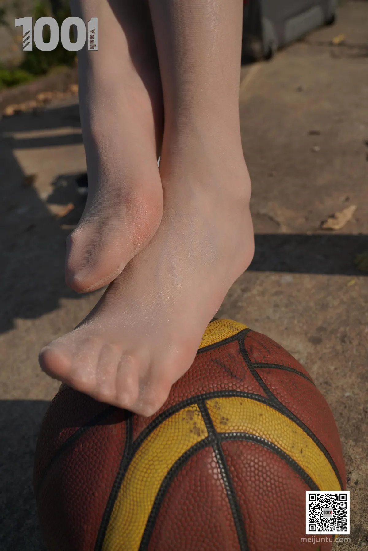 [One Thousand and One Nights] Model: Cao Mei, Accompanying Girlfriend to Play Basketball 4 Beautiful Feet and Silk Stockings Photo Set photo 62