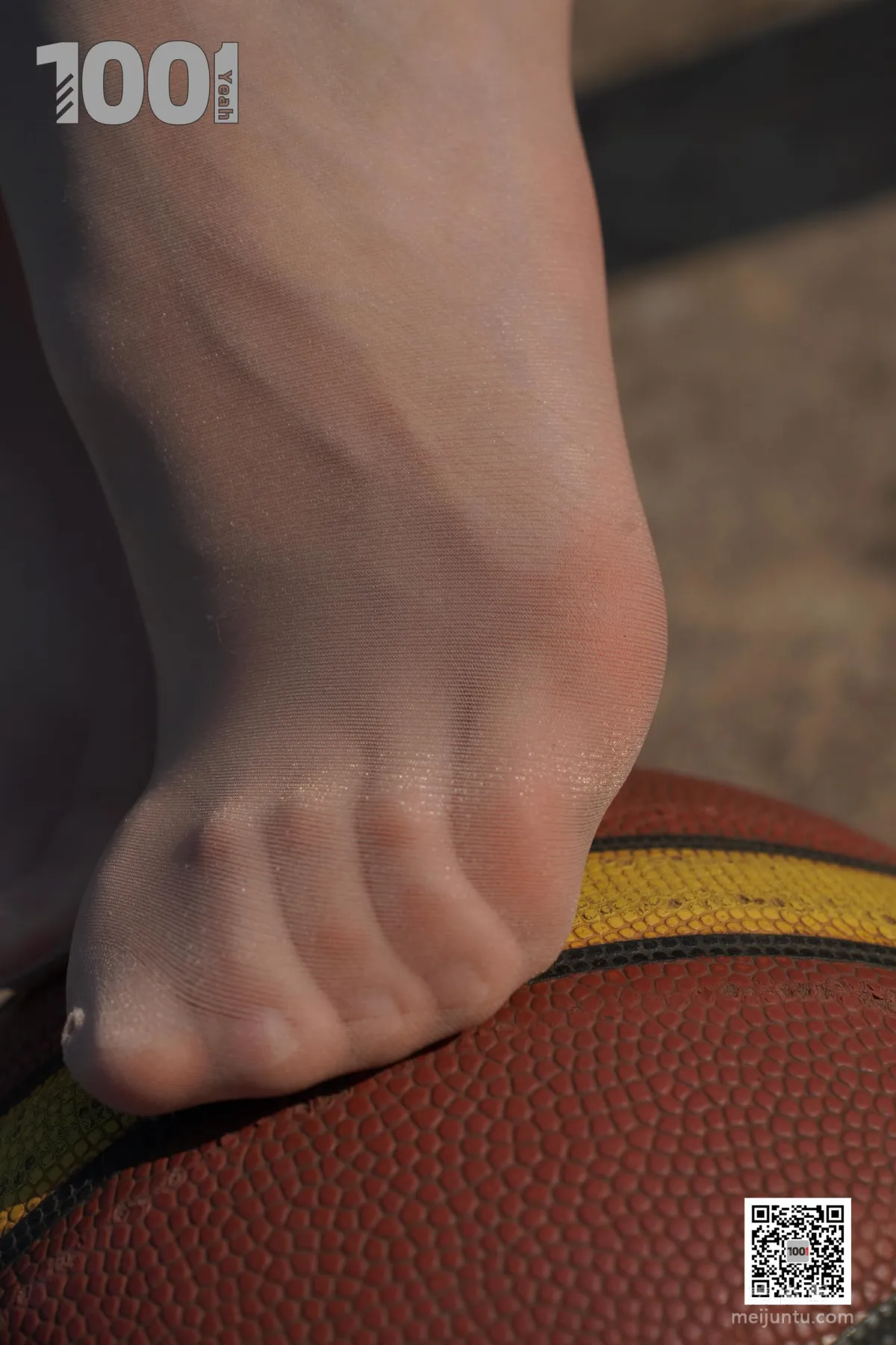 [One Thousand and One Nights] Model: Cao Mei, Accompanying Girlfriend to Play Basketball 4 Beautiful Feet and Silk Stockings Photo Set photo 79