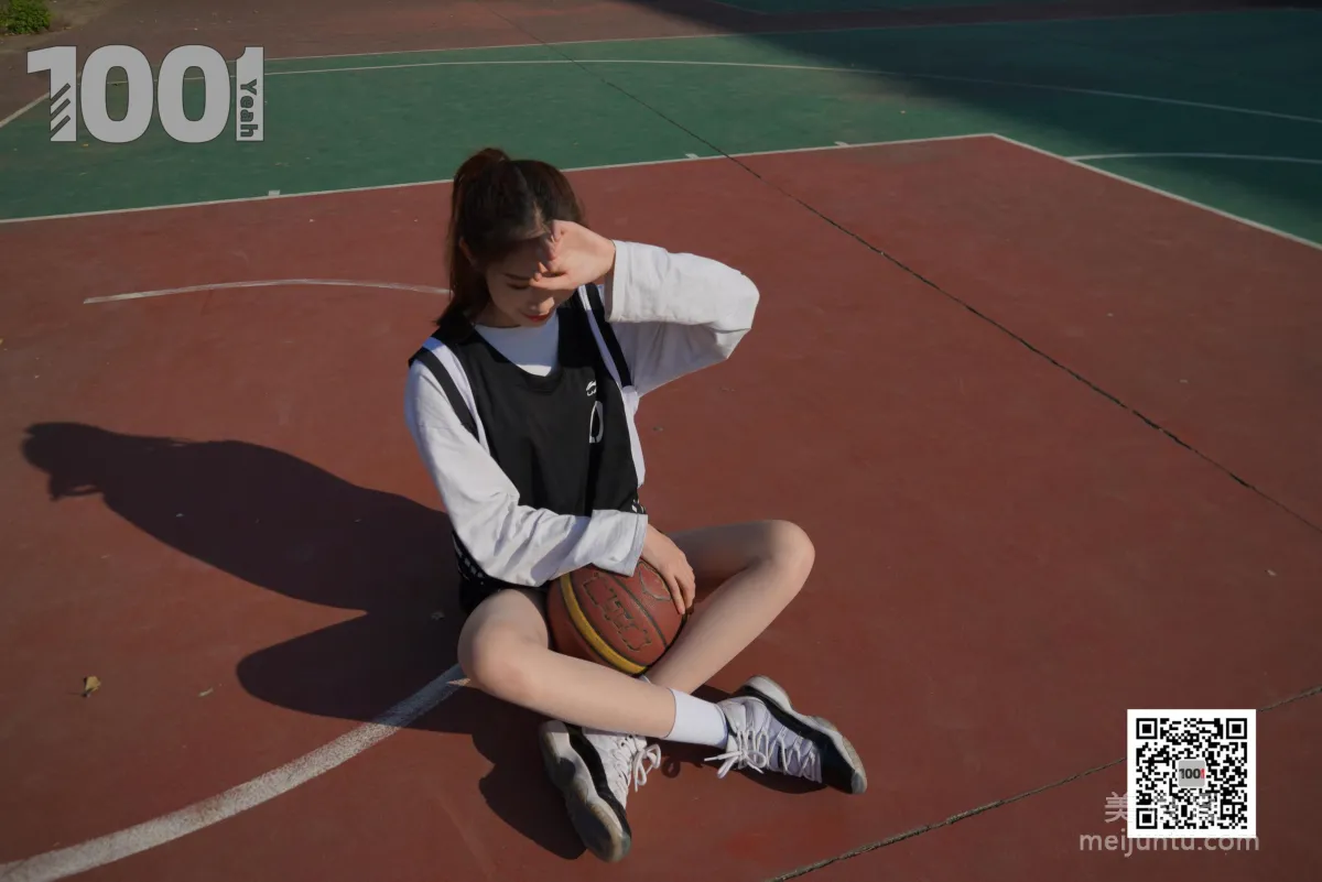 [IESS一千零一夜] 模特草莓《陪女朋友打籃球2》 絲襪美腿寫真集 39