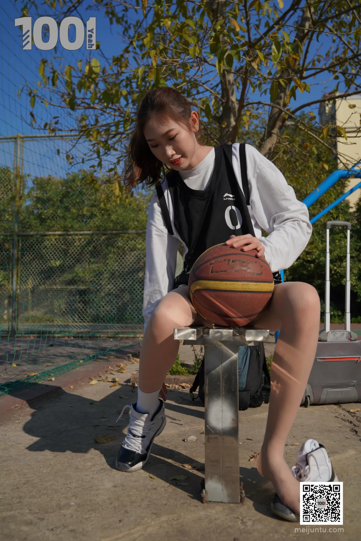 [One Thousand and One Nights] Model: Cao Mei, Accompanying Girlfriend to Play Basketball 4 Beautiful Feet and Silk Stockings Photo Set photo 16