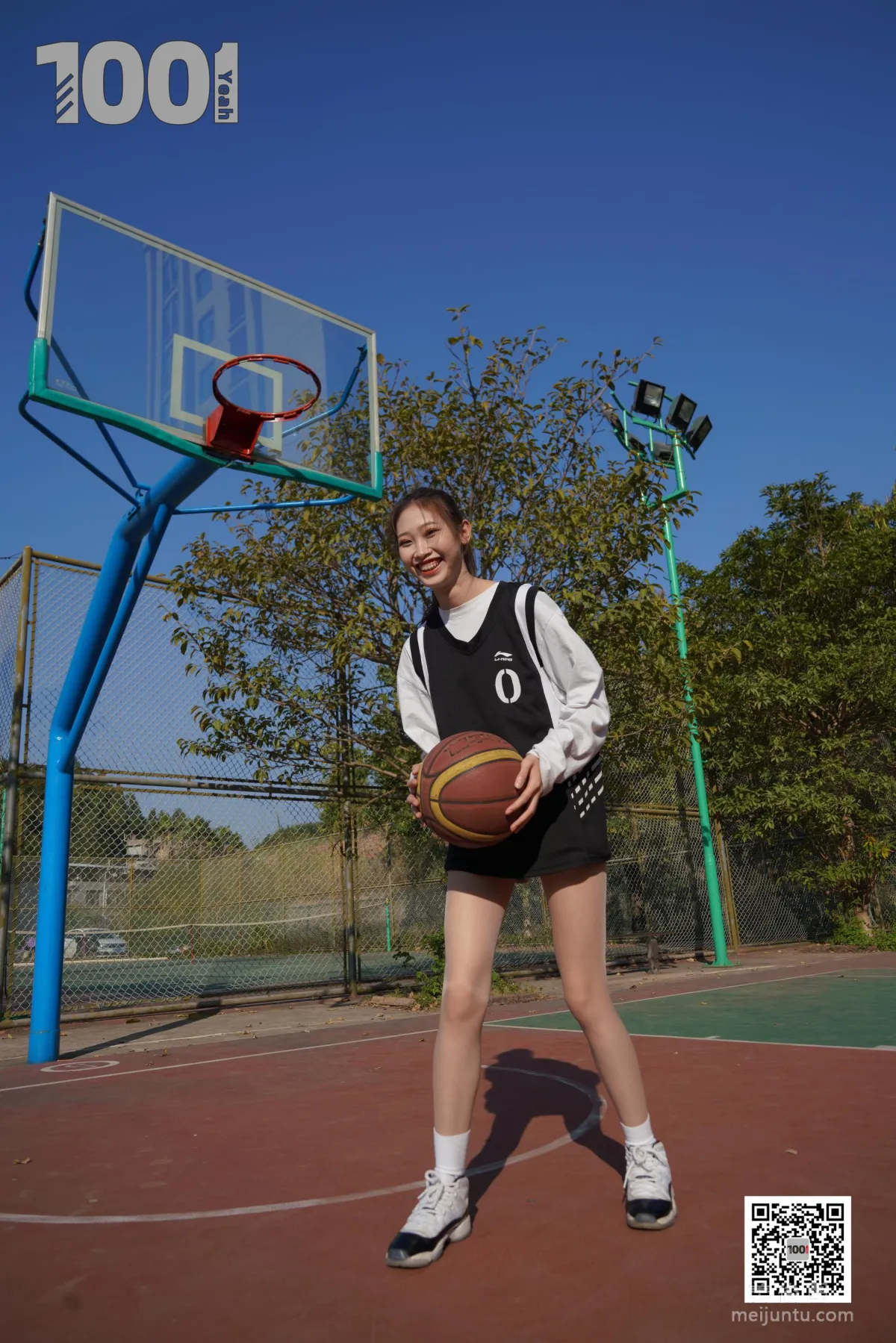 [IESS One Thousand and One Nights] Model: Cao Mei 'Playing Basketball with Girlfriend 3' Stockings and Beautiful Feet Photo Set photo 32