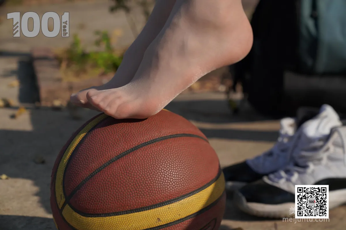 [One Thousand and One Nights] Model: Cao Mei, Accompanying Girlfriend to Play Basketball 4 Beautiful Feet and Silk Stockings Photo Set photo 51
