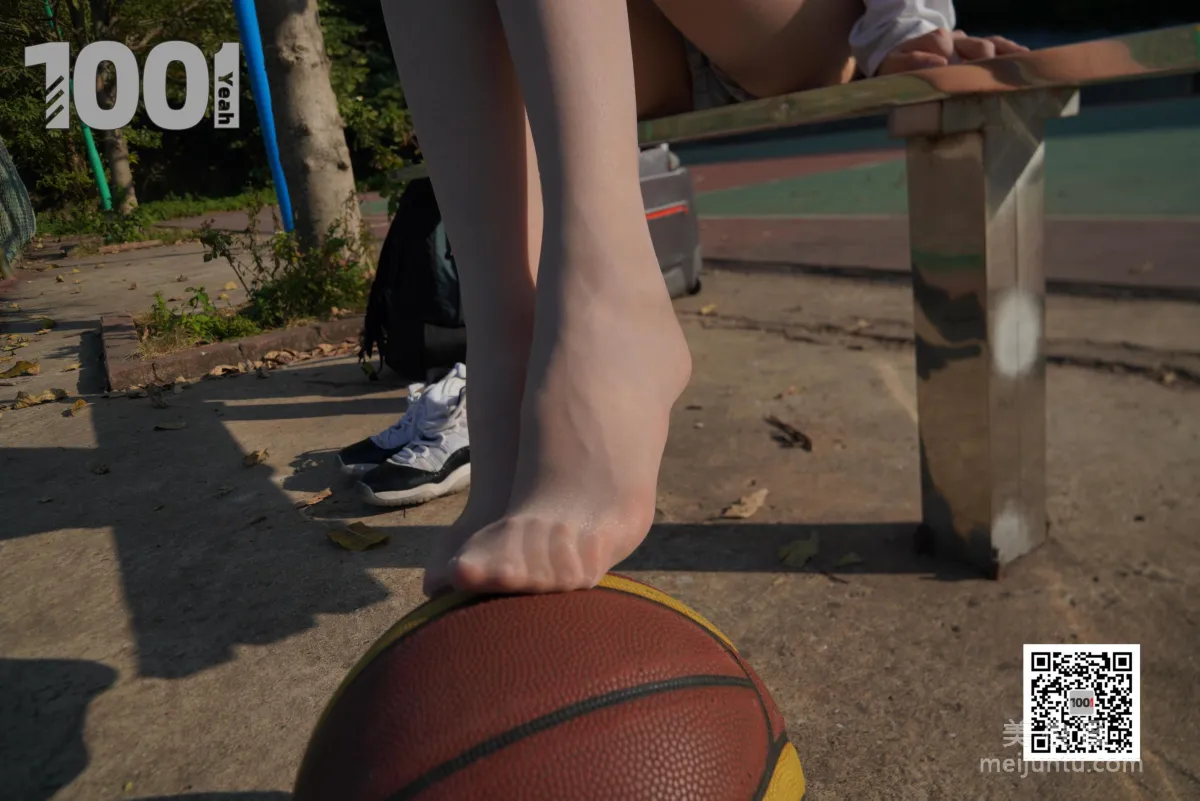 [One Thousand and One Nights] Model: Cao Mei, Accompanying Girlfriend to Play Basketball 4 Beautiful Feet and Silk Stockings Photo Set photo 81