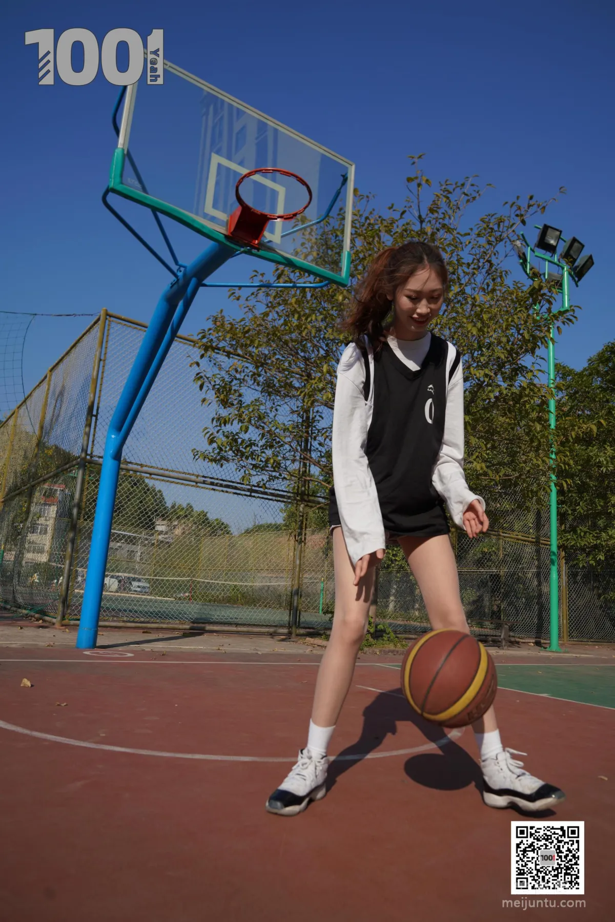[IESS One Thousand and One Nights] Model: Cao Mei 'Playing Basketball with Girlfriend 3' Stockings and Beautiful Feet Photo Set photo 63