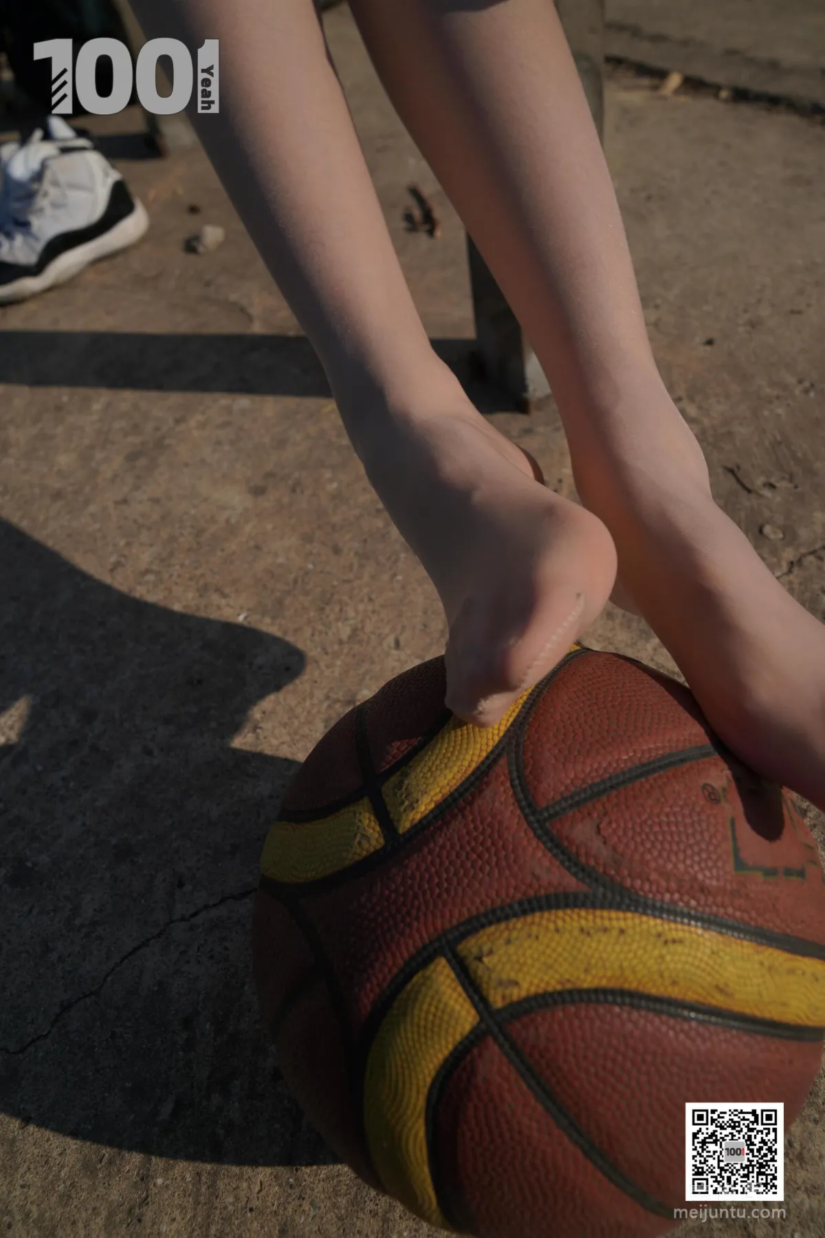[One Thousand and One Nights] Model: Cao Mei, Accompanying Girlfriend to Play Basketball 4 Beautiful Feet and Silk Stockings Photo Set photo 70