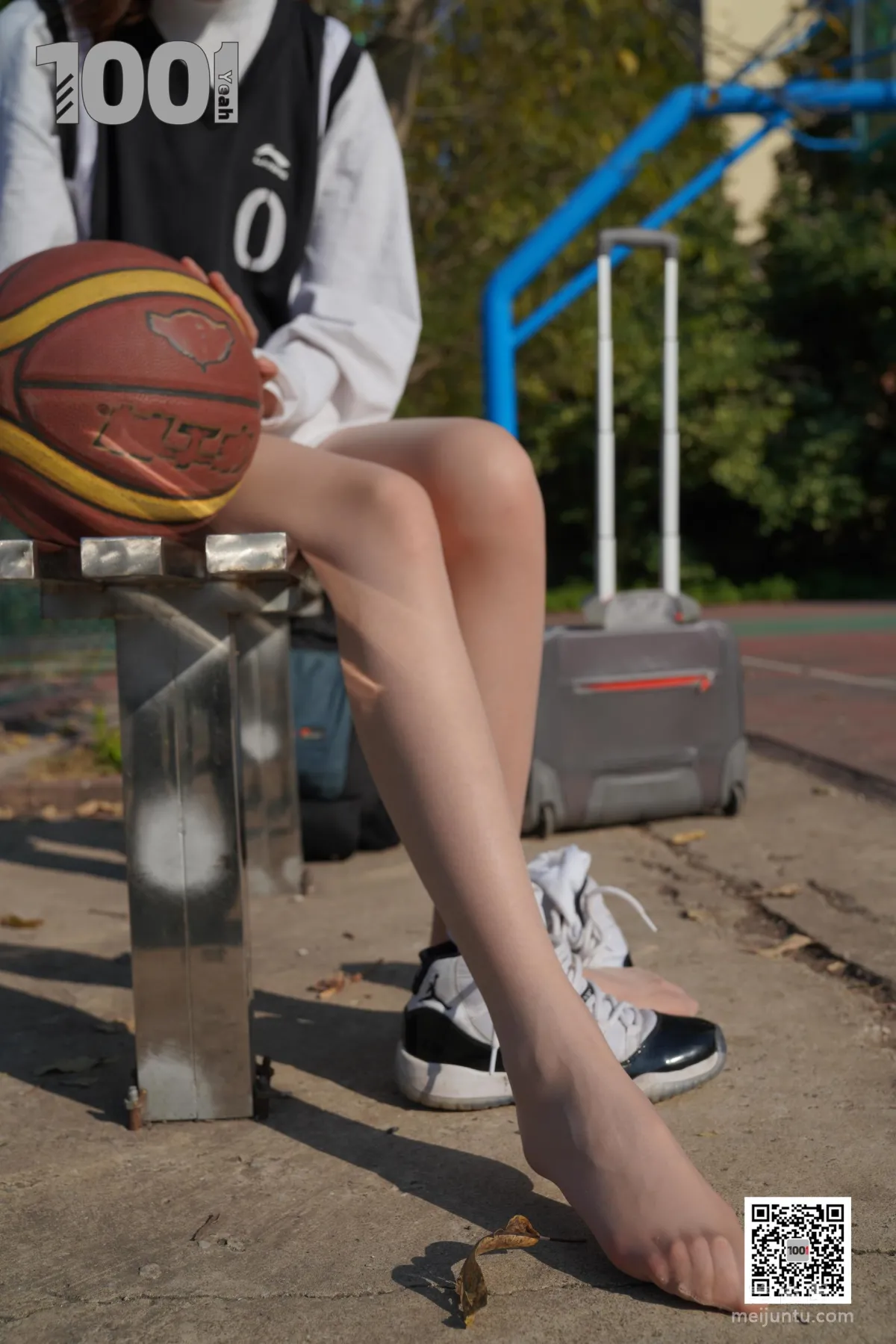 [One Thousand and One Nights] Model: Cao Mei, Accompanying Girlfriend to Play Basketball 4 Beautiful Feet and Silk Stockings Photo Set photo 31