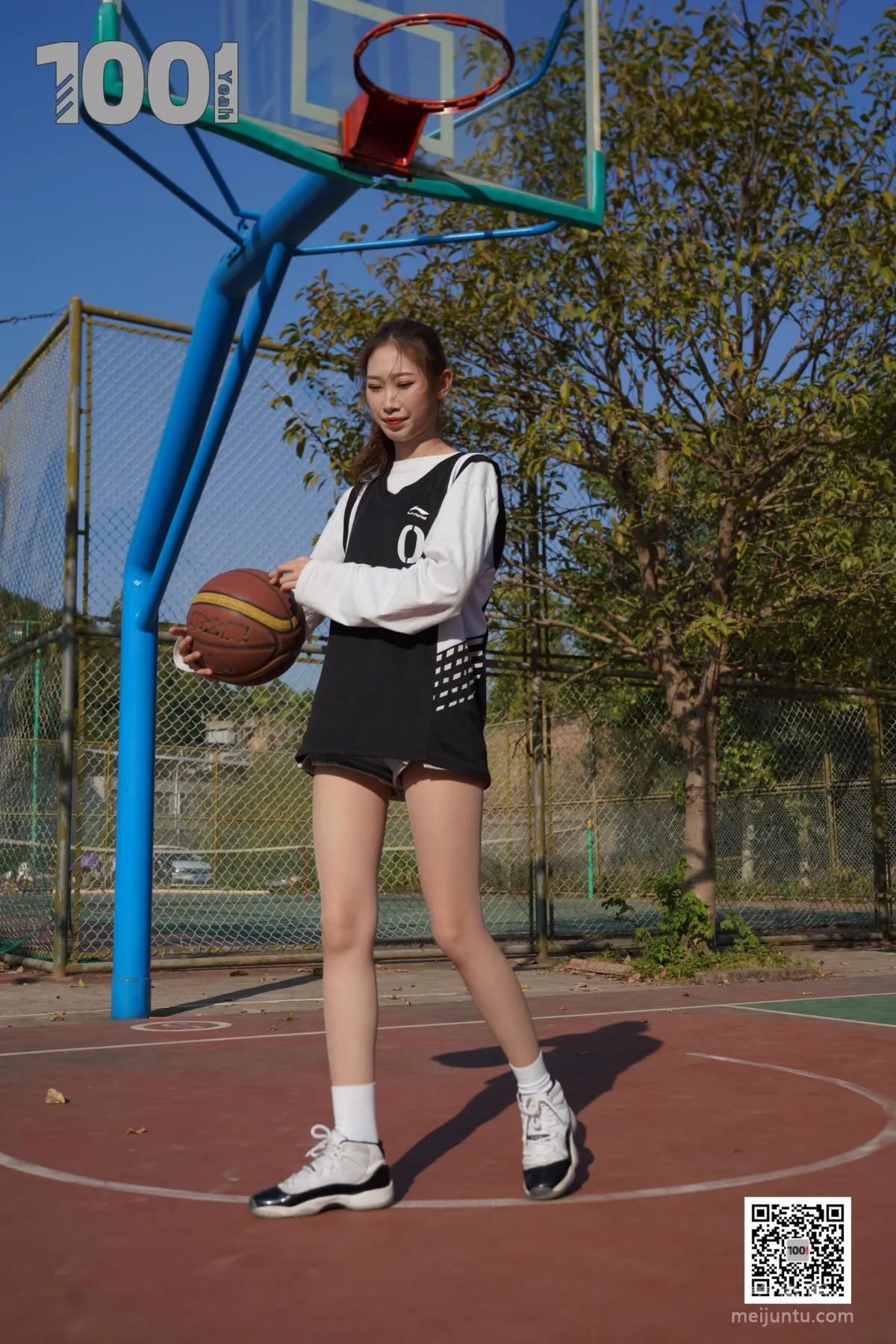 [IESS One Thousand and One Nights] Model: Cao Mei 'Playing Basketball with Girlfriend 3' Stockings and Beautiful Feet Photo Set photo 8