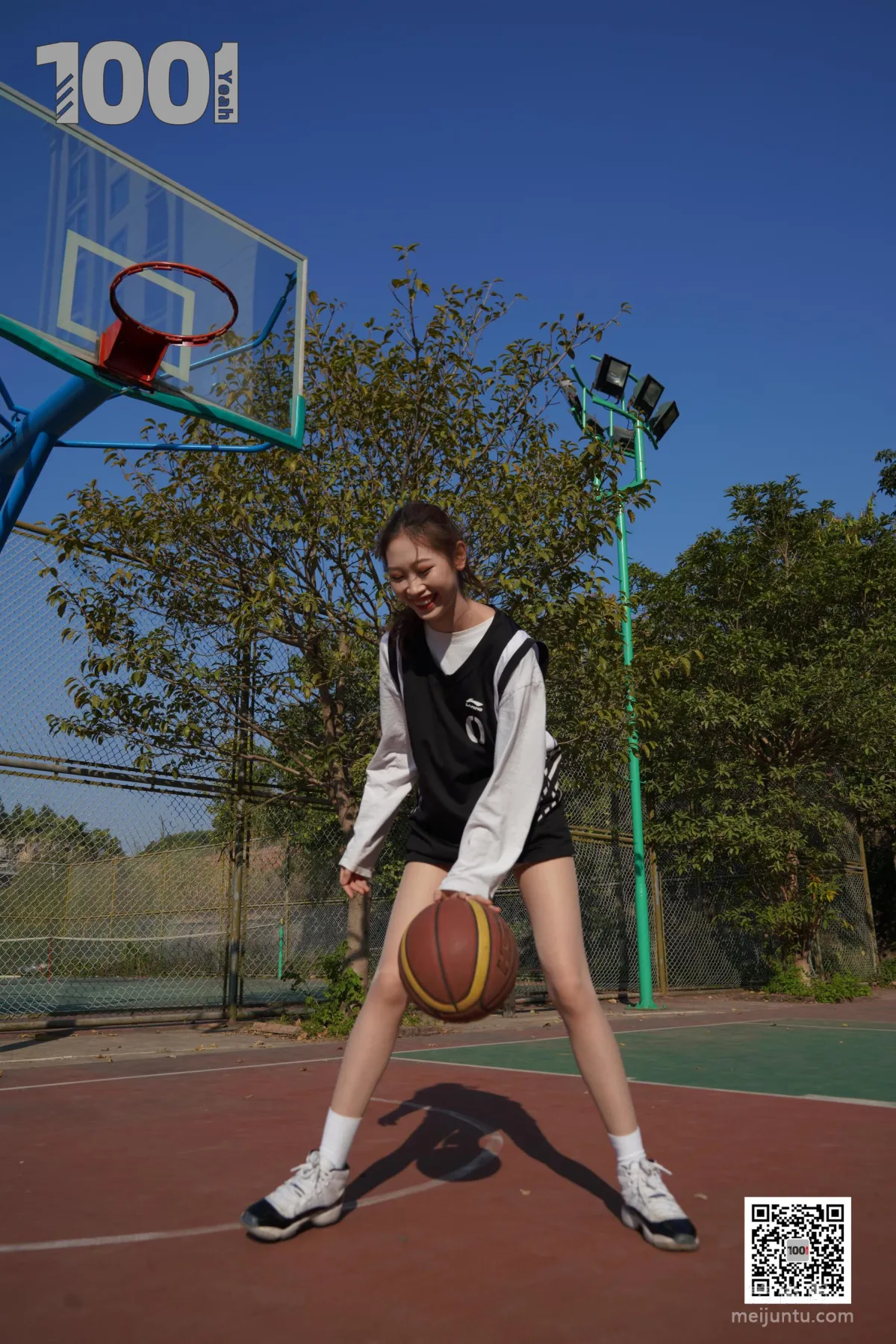 [IESS One Thousand and One Nights] Model: Cao Mei 'Playing Basketball with Girlfriend 3' Stockings and Beautiful Feet Photo Set photo 18