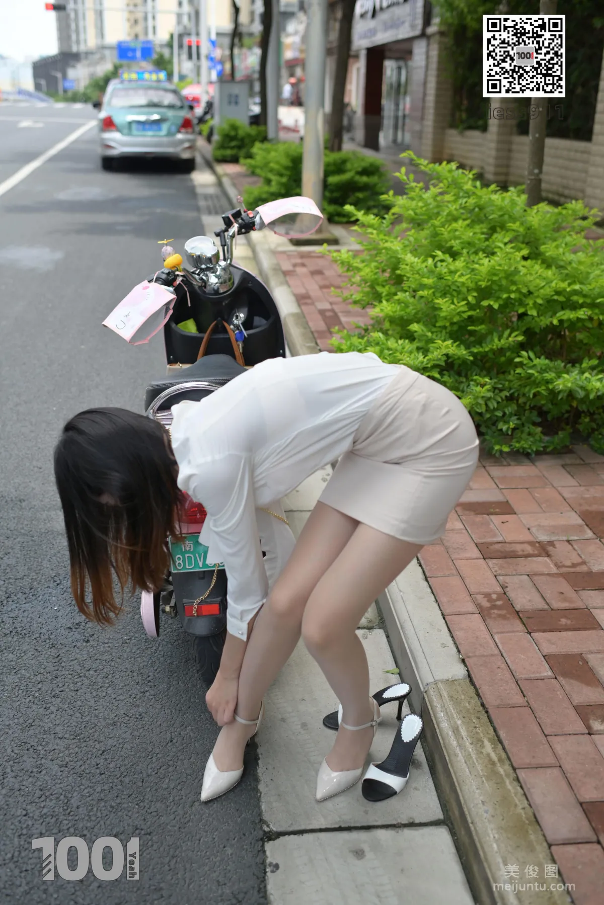 [IESS一千零一夜] 《骑电瓶车1》 街拍美腿写真集90