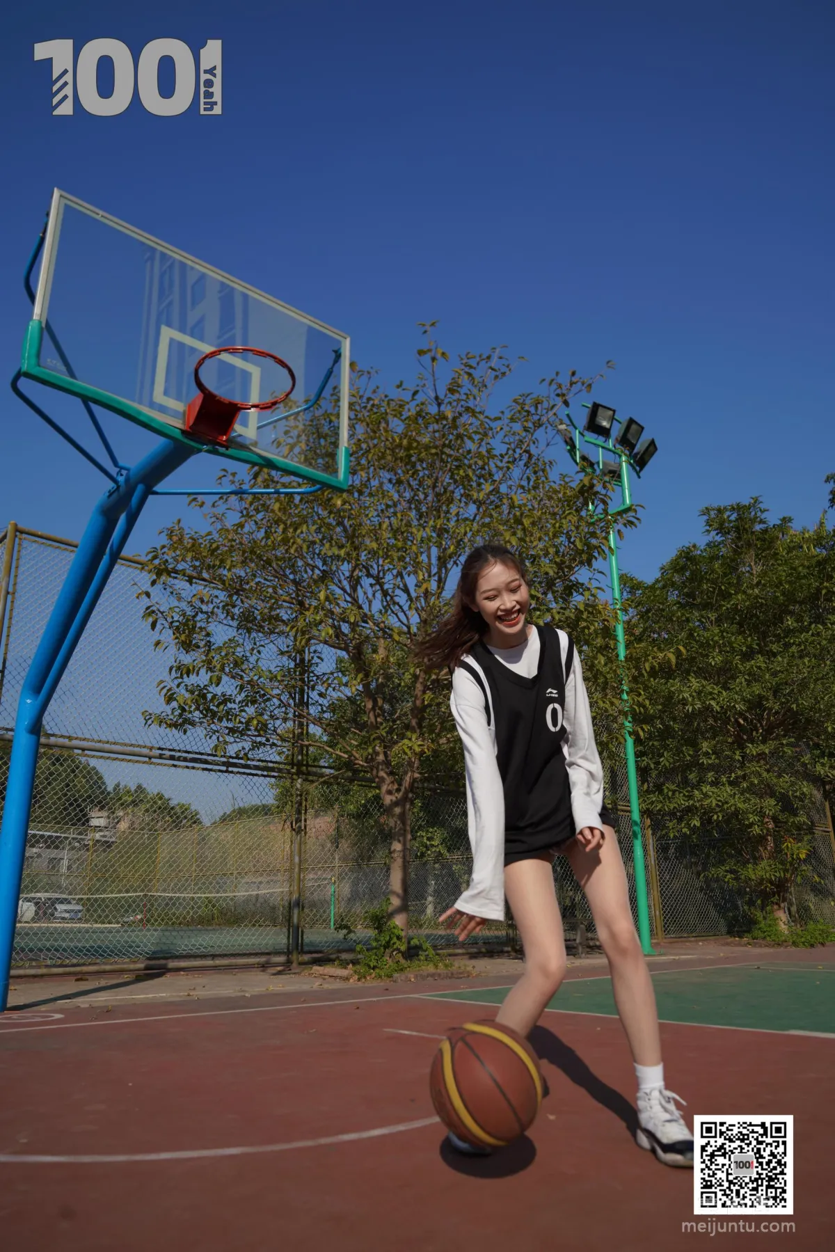 [IESS One Thousand and One Nights] Model: Cao Mei 'Playing Basketball with Girlfriend 3' Stockings and Beautiful Feet Photo Set photo 16