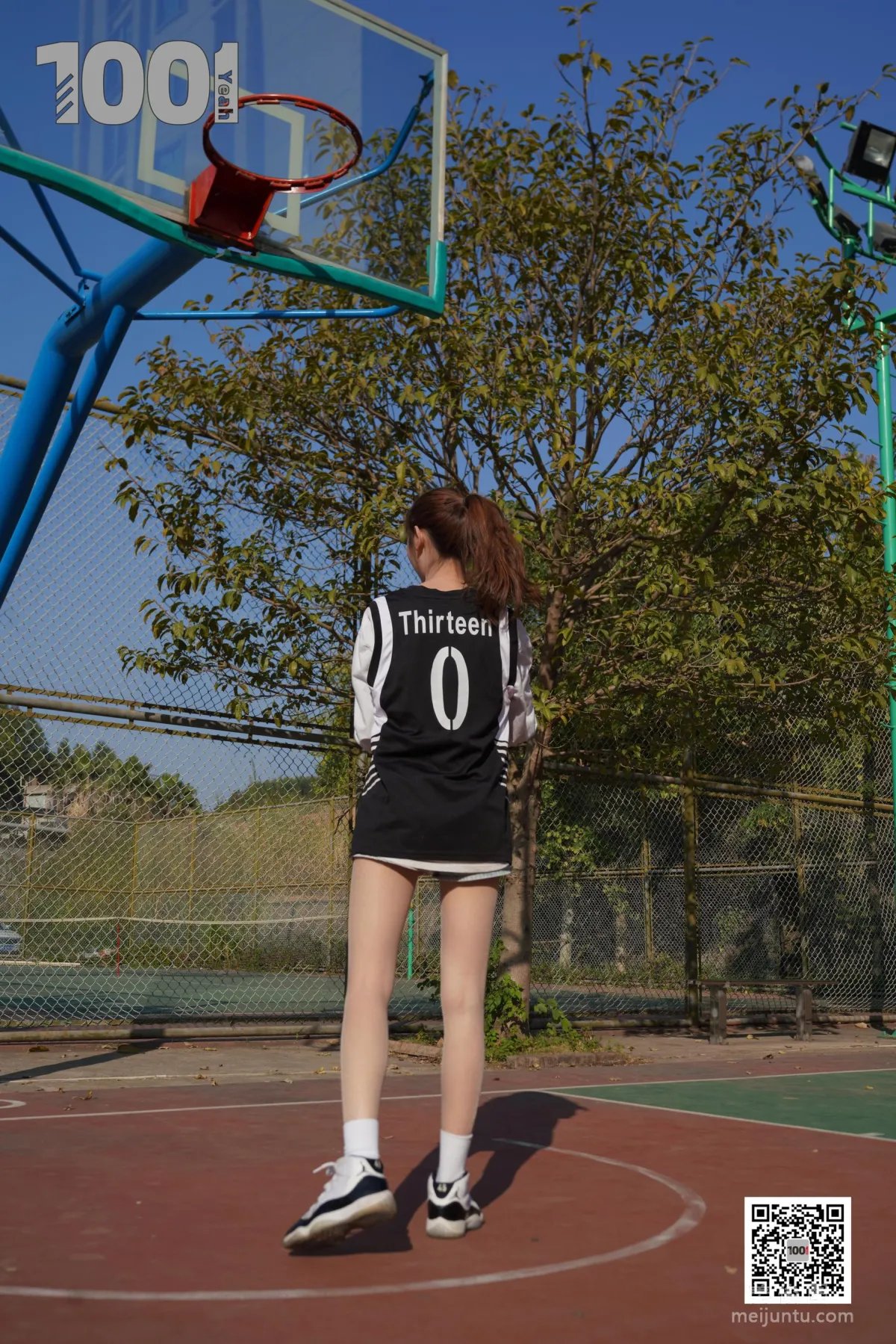 [IESS One Thousand and One Nights] Model: Cao Mei 'Playing Basketball with Girlfriend 3' Stockings and Beautiful Feet Photo Set photo 6