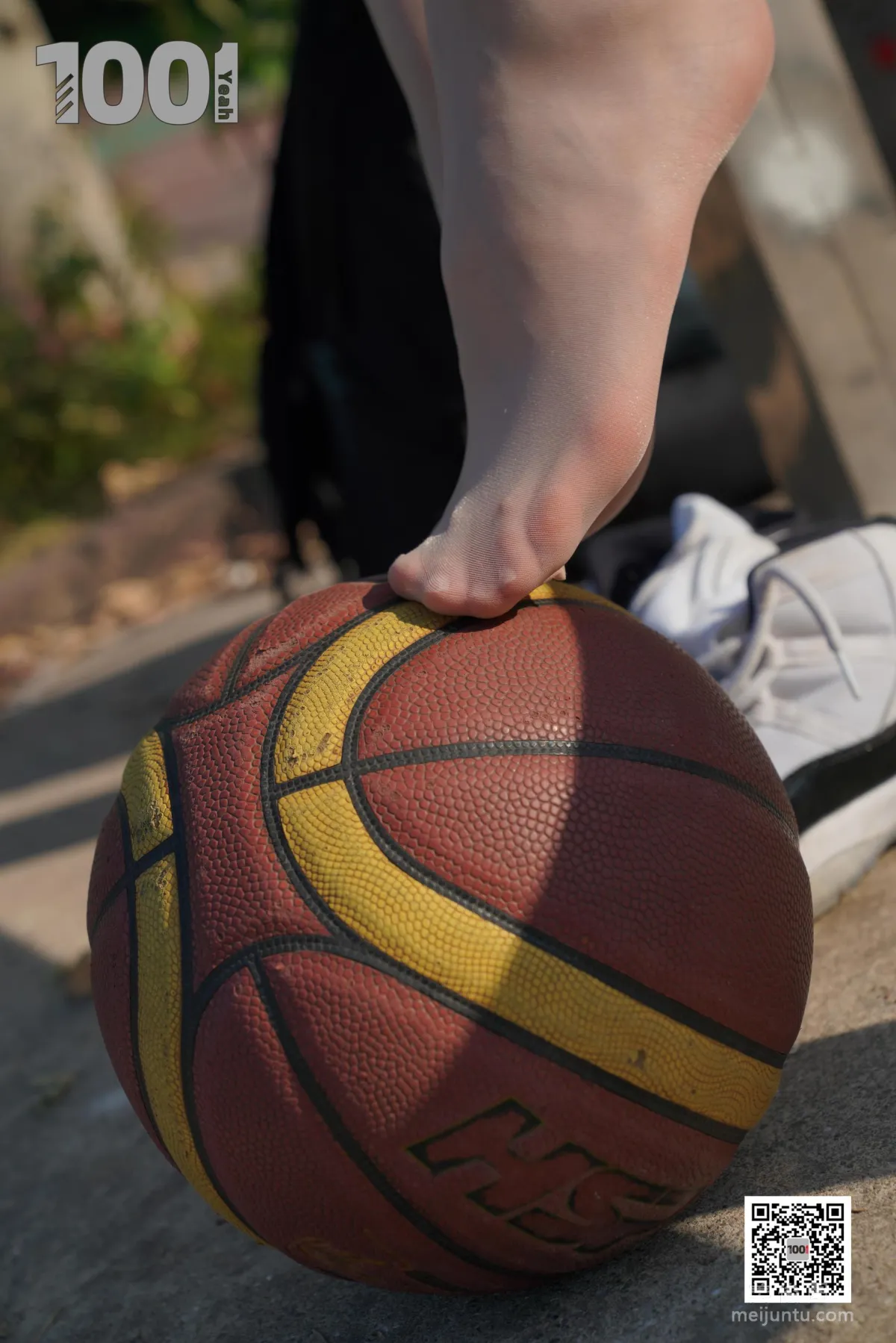 [One Thousand and One Nights] Model: Cao Mei, Accompanying Girlfriend to Play Basketball 4 Beautiful Feet and Silk Stockings Photo Set photo 46