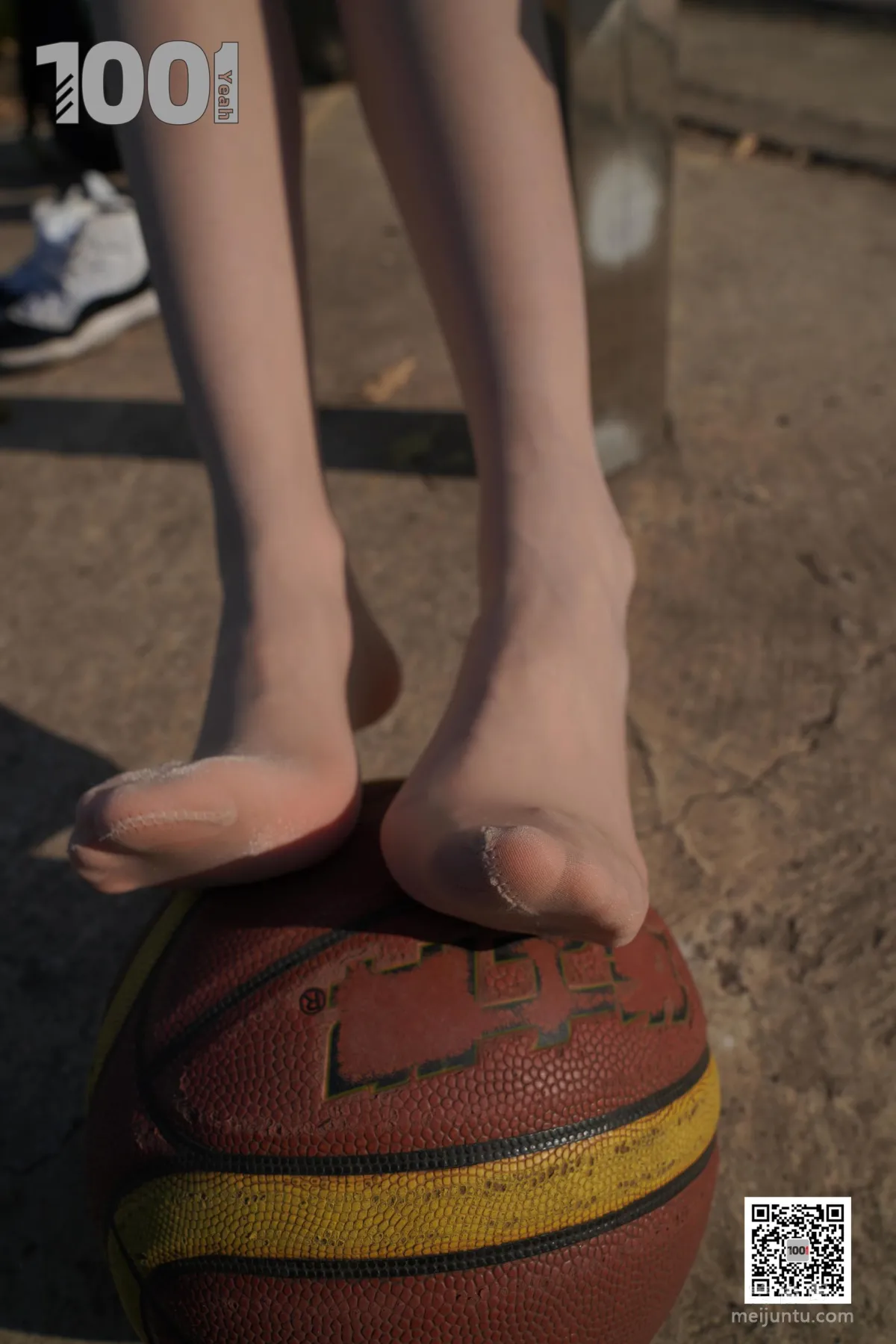 [One Thousand and One Nights] Model: Cao Mei, Accompanying Girlfriend to Play Basketball 4 Beautiful Feet and Silk Stockings Photo Set photo 69