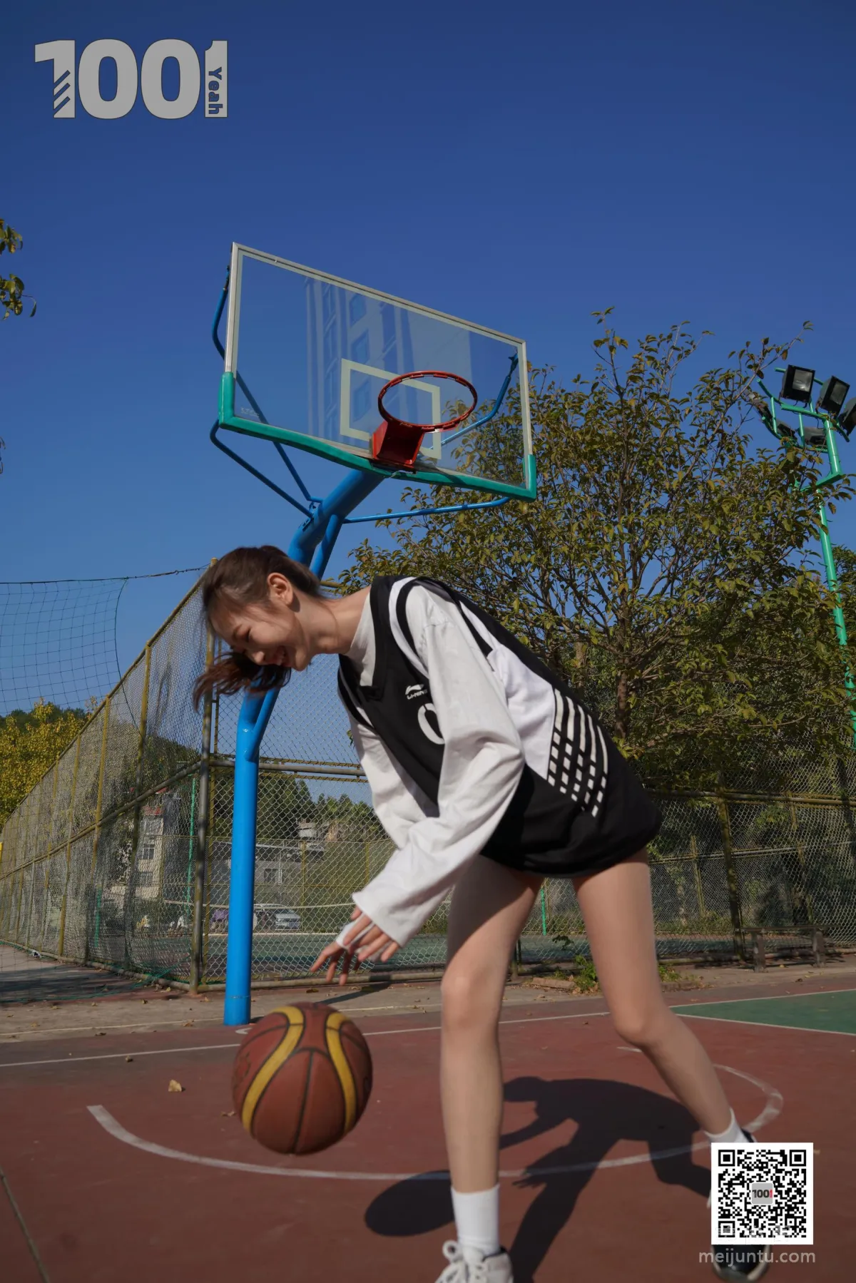 [IESS One Thousand and One Nights] Model: Cao Mei 'Playing Basketball with Girlfriend 3' Stockings and Beautiful Feet Photo Set photo 39