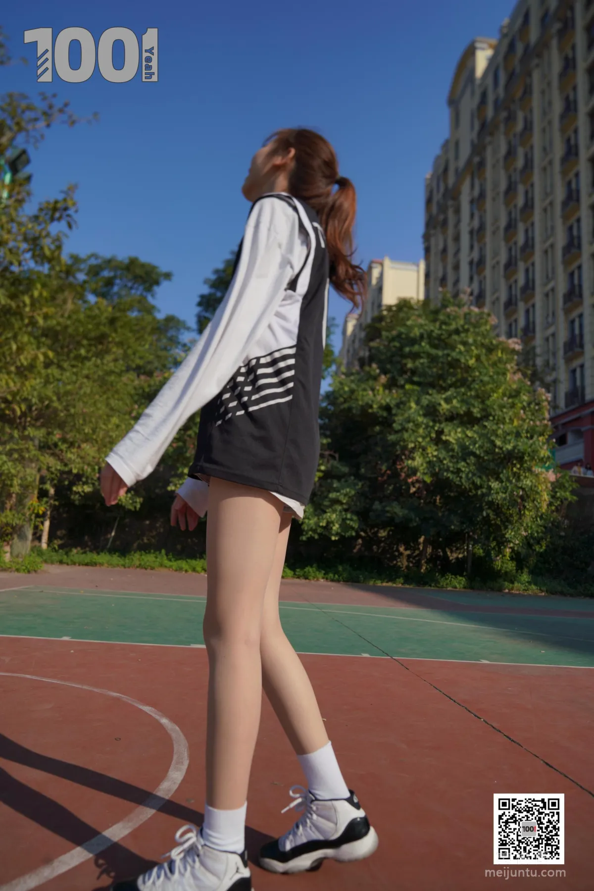 [IESS一千零一夜] 模特草莓《陪女朋友打籃球2》 絲襪美腿寫真集 84