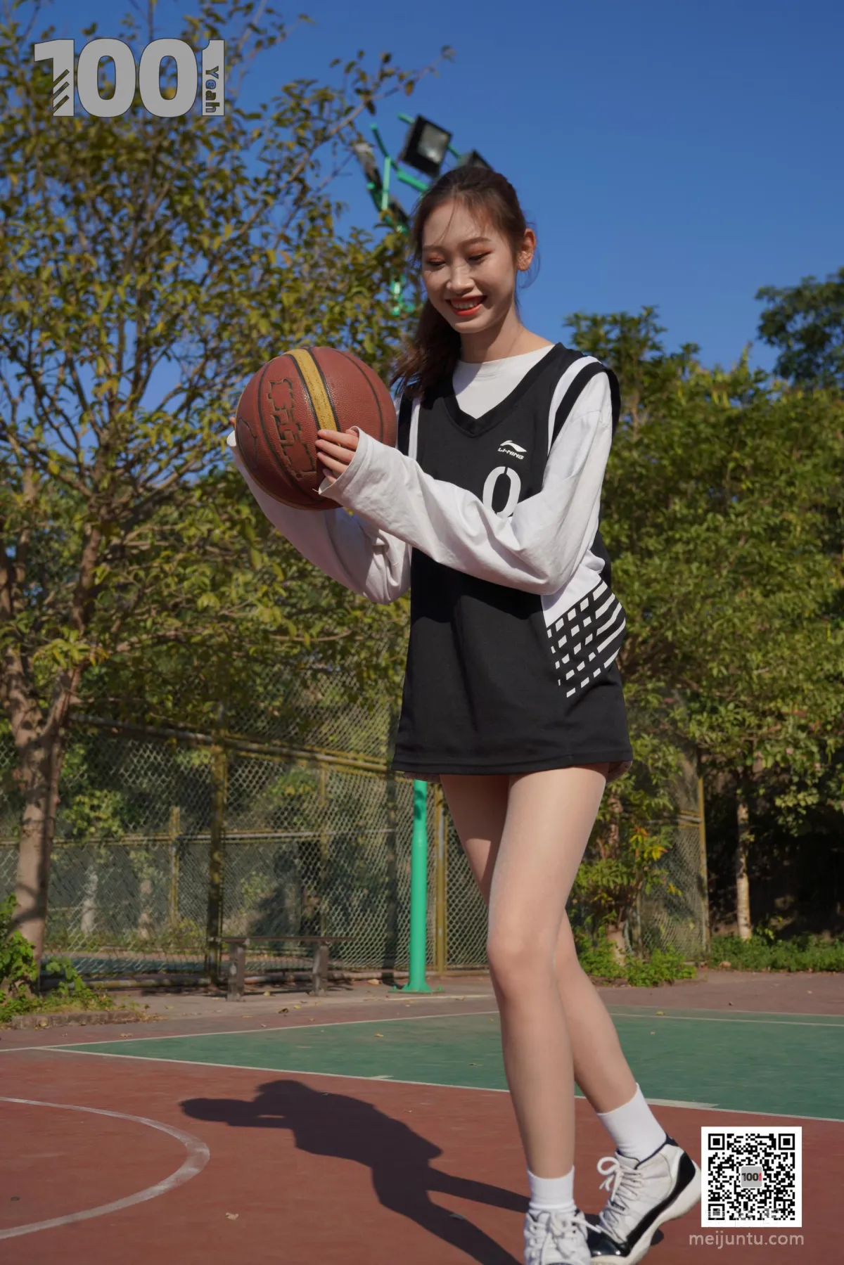 [IESS One Thousand and One Nights] Model: Cao Mei 'Playing Basketball with Girlfriend 3' Stockings and Beautiful Feet Photo Set photo 28