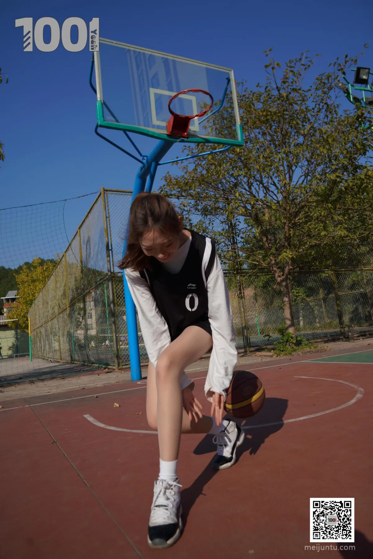 [IESS One Thousand and One Nights] Model: Cao Mei 'Playing Basketball with Girlfriend 3' Stockings and Beautiful Feet Photo Set photo 46