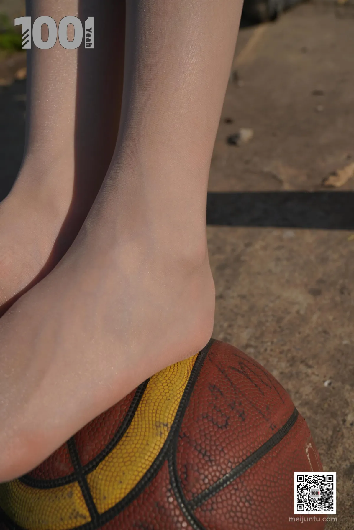 [One Thousand and One Nights] Model: Cao Mei, Accompanying Girlfriend to Play Basketball 4 Beautiful Feet and Silk Stockings Photo Set photo 63