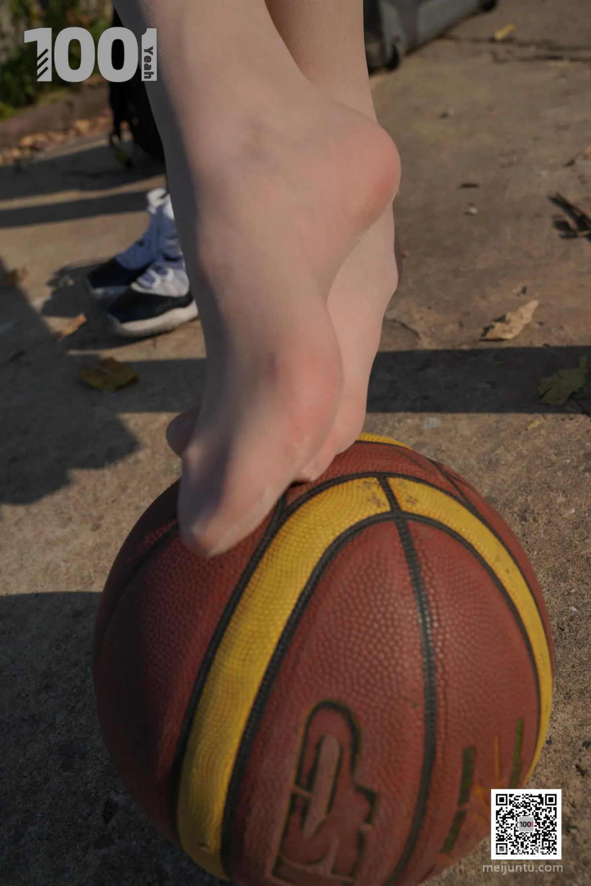 [One Thousand and One Nights] Model: Cao Mei, Accompanying Girlfriend to Play Basketball 4 Beautiful Feet and Silk Stockings Photo Set photo 61