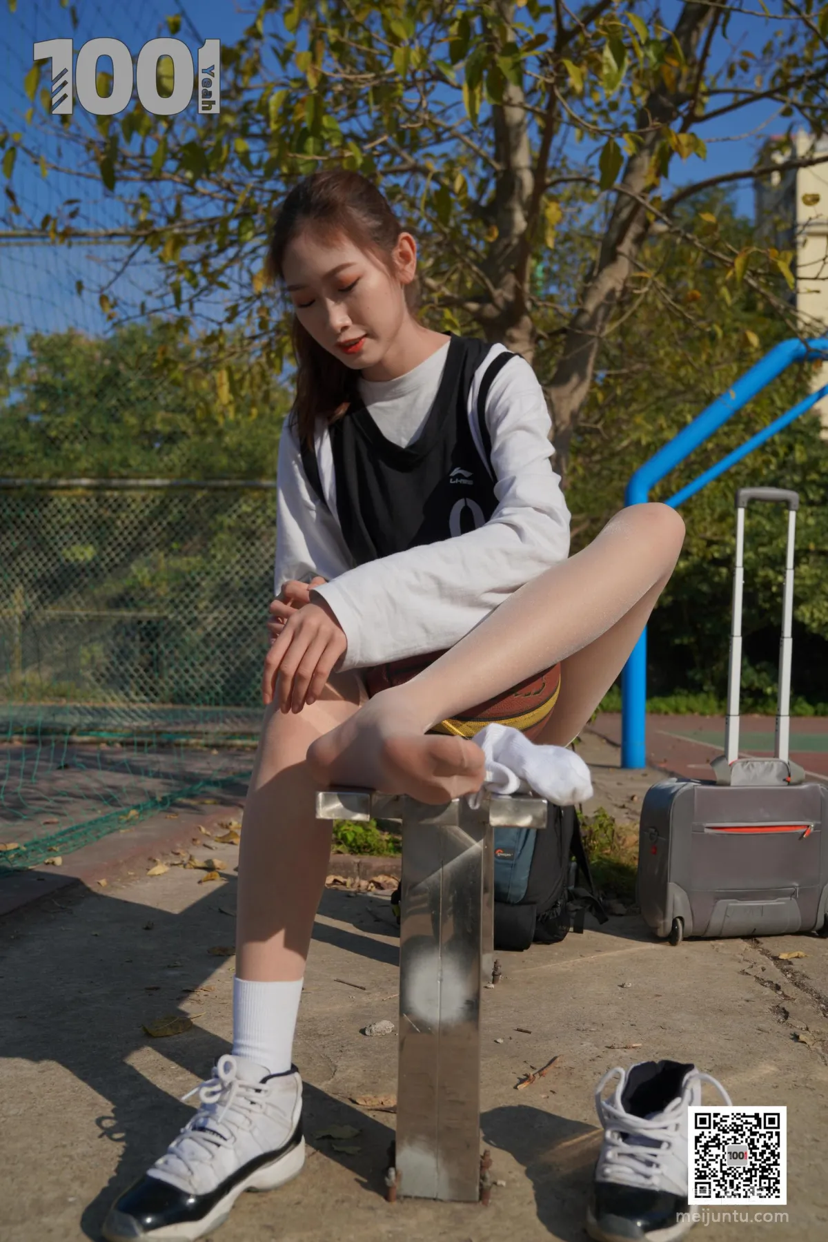 [One Thousand and One Nights] Model: Cao Mei, Accompanying Girlfriend to Play Basketball 4 Beautiful Feet and Silk Stockings Photo Set photo 8