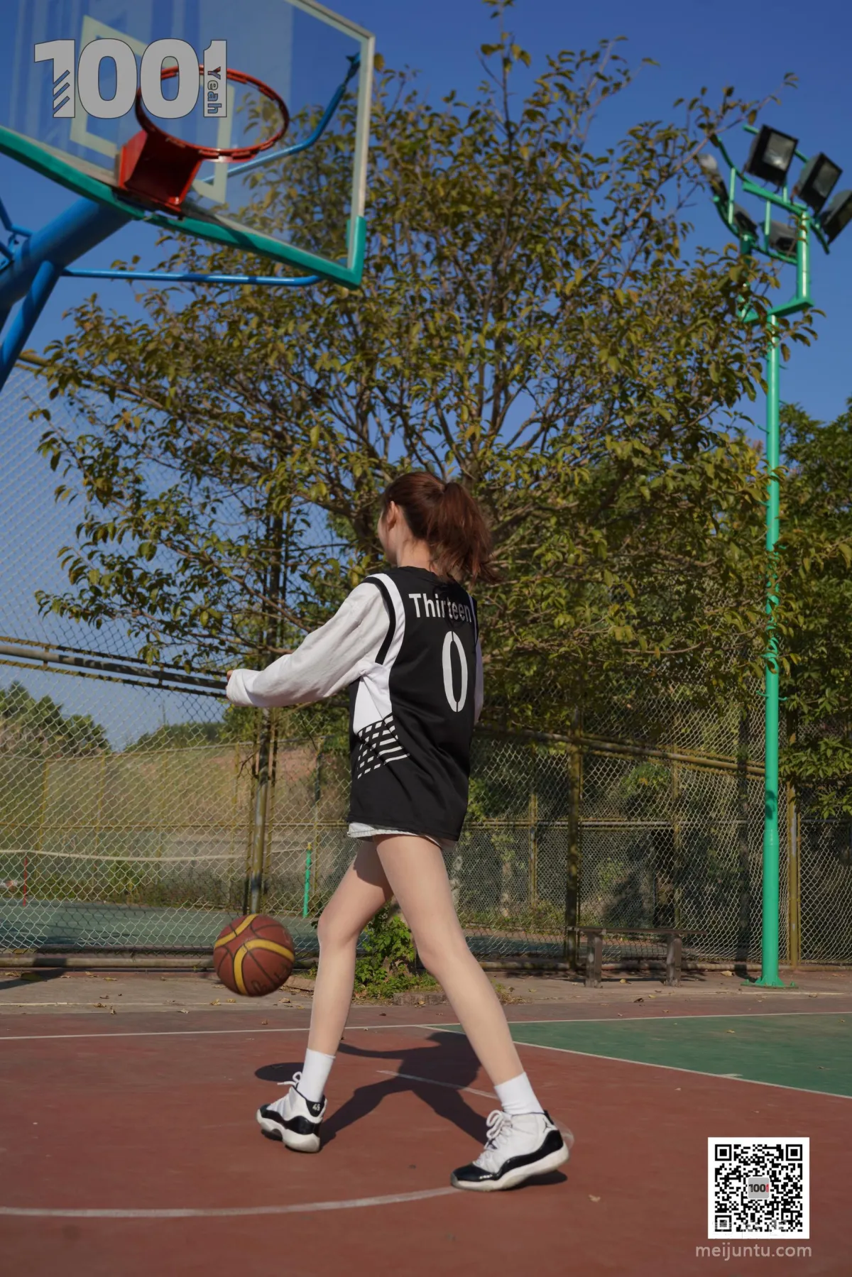[IESS One Thousand and One Nights] Model: Cao Mei 'Playing Basketball with Girlfriend 3' Stockings and Beautiful Feet Photo Set photo 4