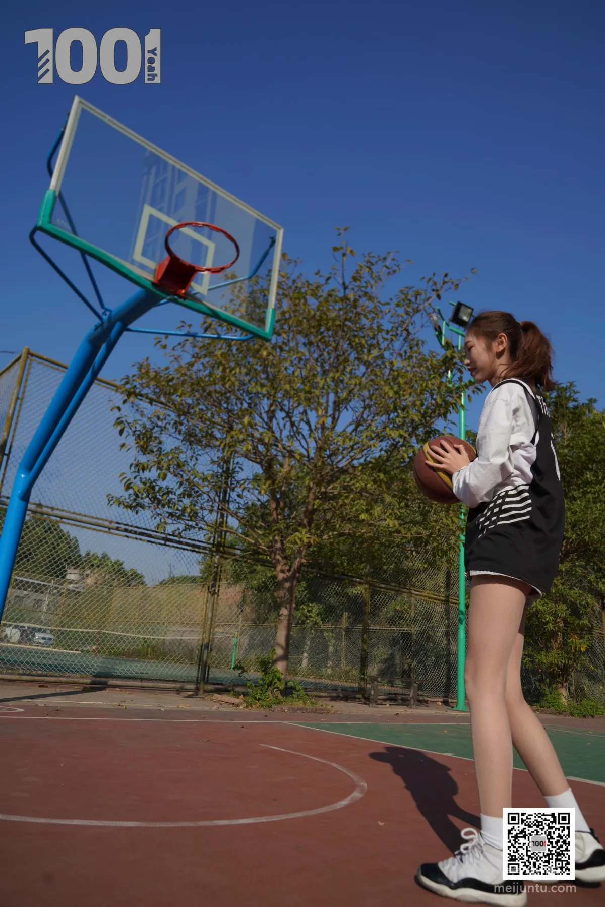 [IESS One Thousand and One Nights] Model: Cao Mei 'Playing Basketball with Girlfriend 3' Stockings and Beautiful Feet Photo Set photo 52