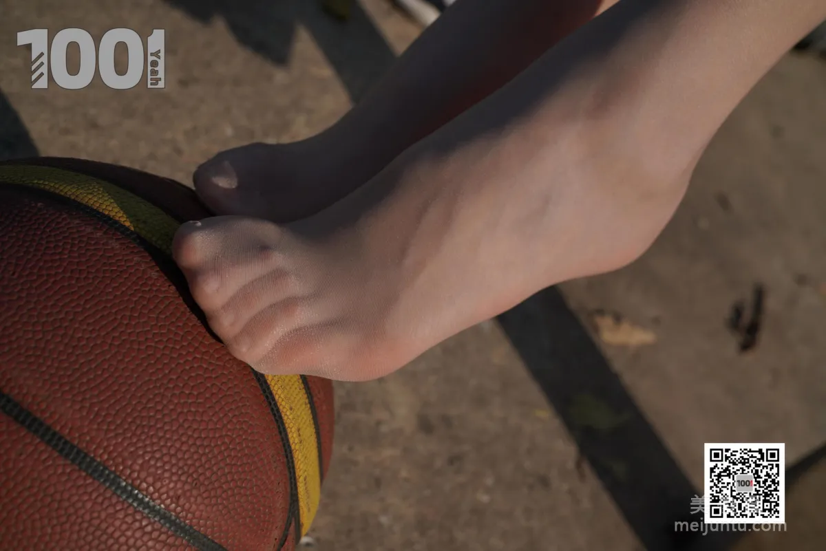 [One Thousand and One Nights] Model: Cao Mei, Accompanying Girlfriend to Play Basketball 4 Beautiful Feet and Silk Stockings Photo Set photo 76