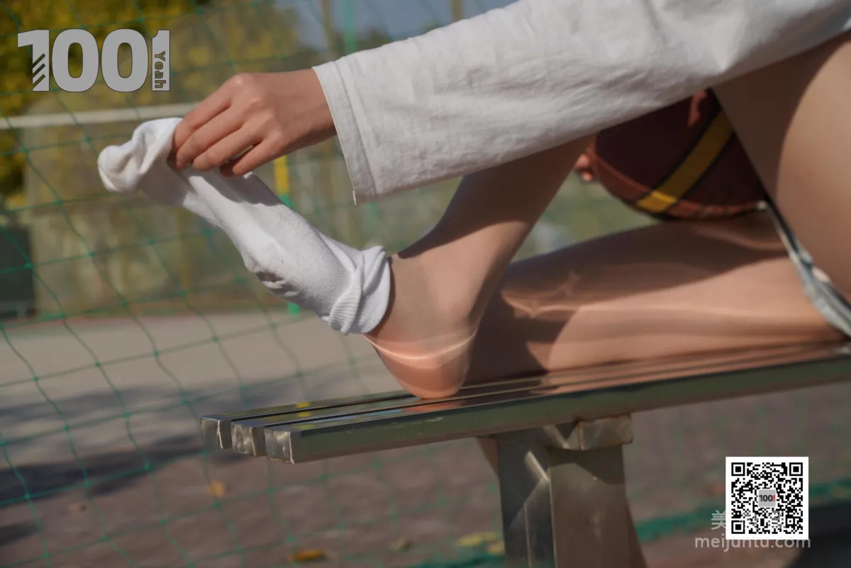 [One Thousand and One Nights] Model: Cao Mei, Accompanying Girlfriend to Play Basketball 4 Beautiful Feet and Silk Stockings Photo Set photo 6