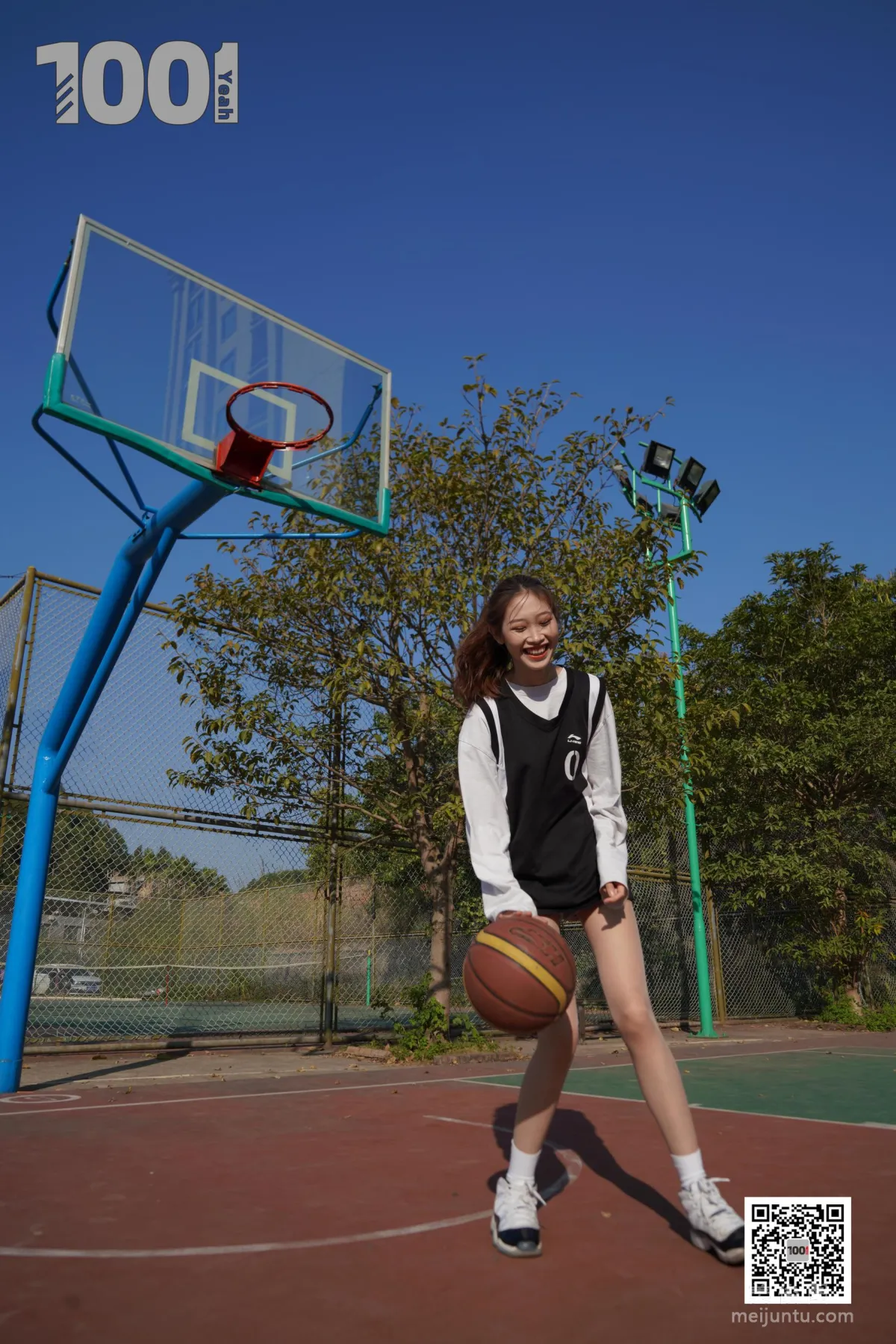 [IESS One Thousand and One Nights] Model: Cao Mei 'Playing Basketball with Girlfriend 3' Stockings and Beautiful Feet Photo Set photo 15