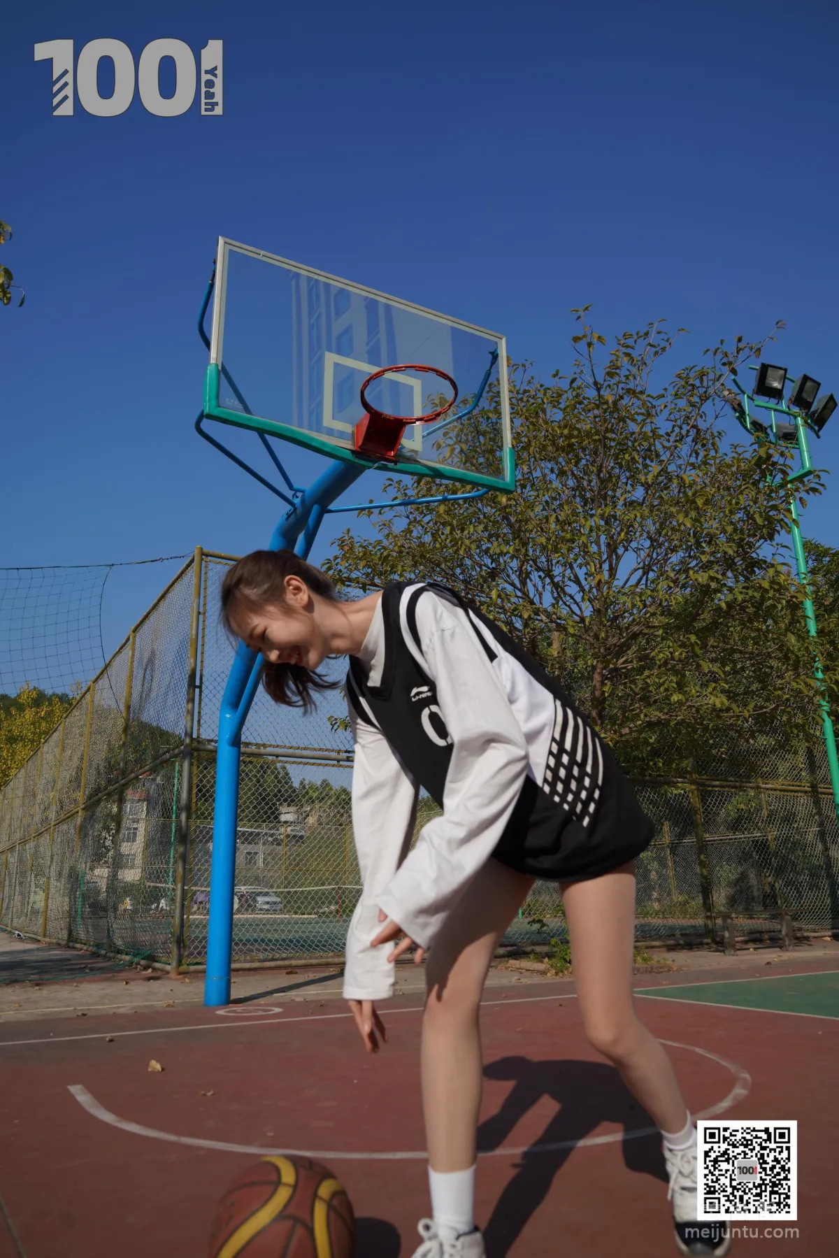 [IESS One Thousand and One Nights] Model: Cao Mei 'Playing Basketball with Girlfriend 3' Stockings and Beautiful Feet Photo Set photo 38