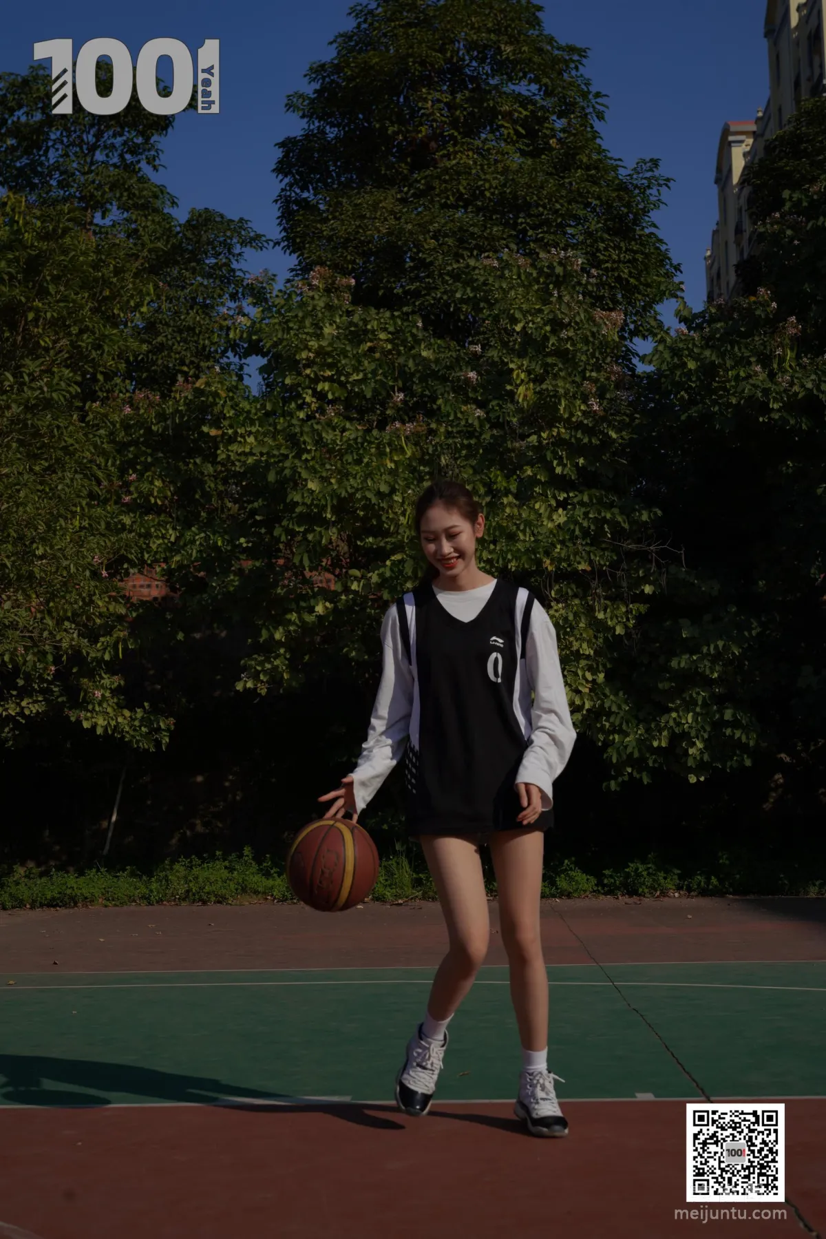[IESS一千零一夜] 模特草莓《陪女朋友打籃球2》 絲襪美腿寫真集 66