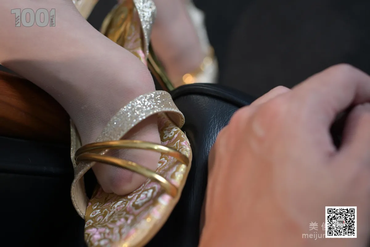 [One Thousand and One Nights] Model: Xi Gua 《Workplace Newbie Interview 4》 Shredded Silk Stockings Beautiful Feet Photo Set photo 5