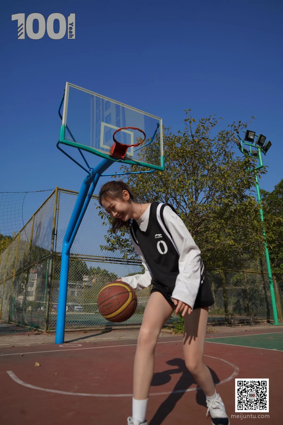 [IESS One Thousand and One Nights] Model: Cao Mei 'Playing Basketball with Girlfriend 3' Stockings and Beautiful Feet Photo Set photo 36