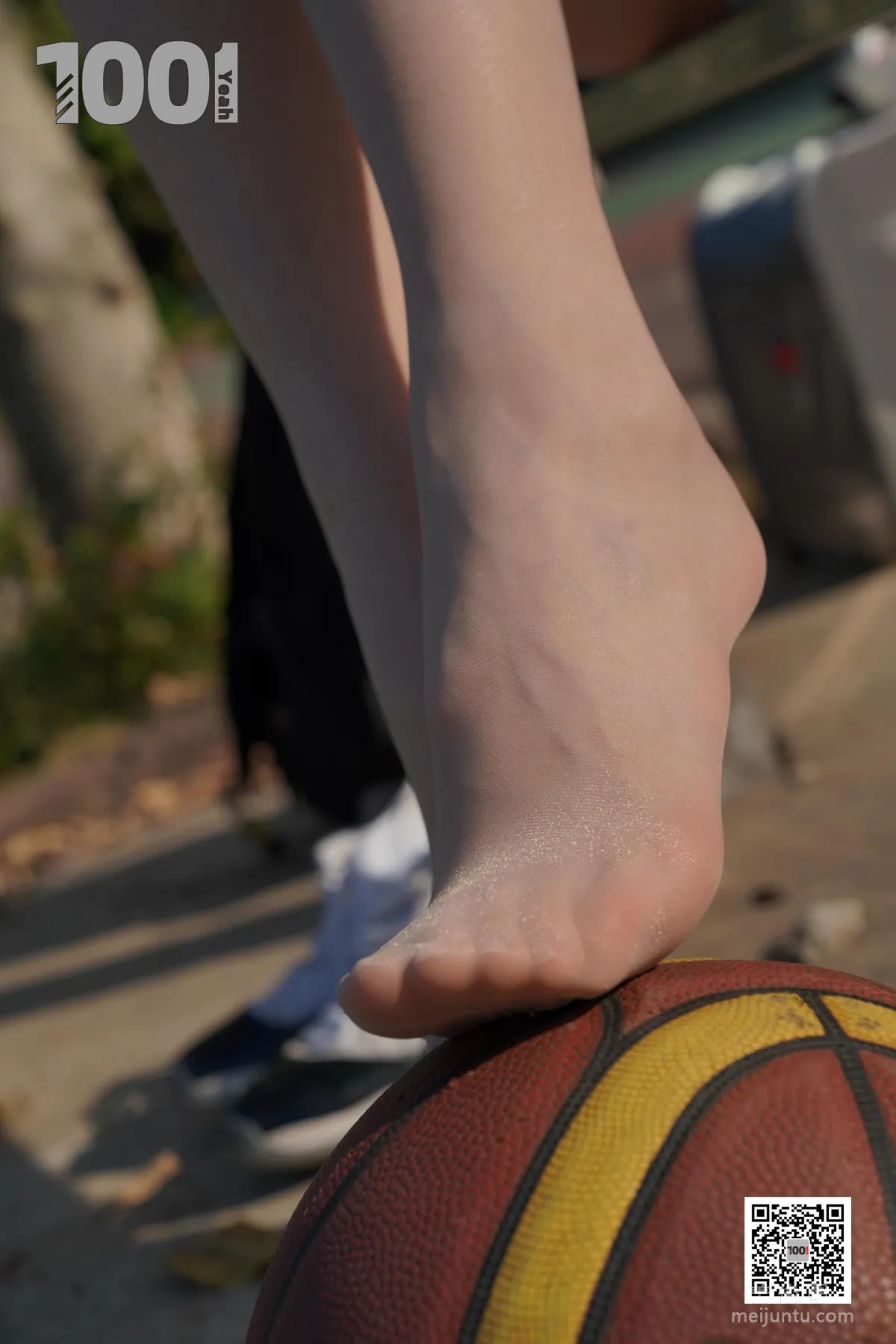 [One Thousand and One Nights] Model: Cao Mei, Accompanying Girlfriend to Play Basketball 4 Beautiful Feet and Silk Stockings Photo Set photo 57