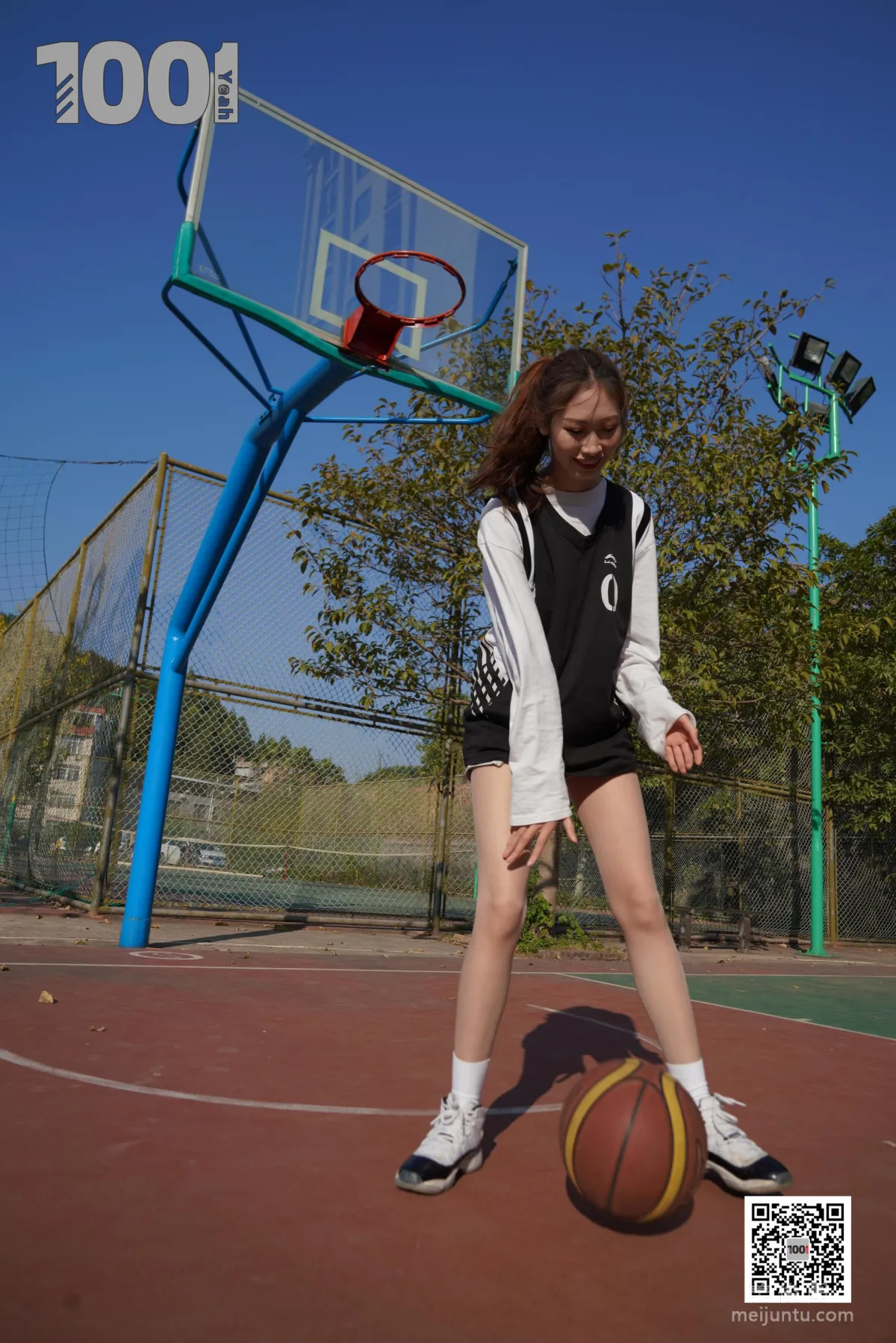 [IESS One Thousand and One Nights] Model: Cao Mei 'Playing Basketball with Girlfriend 3' Stockings and Beautiful Feet Photo Set photo 62