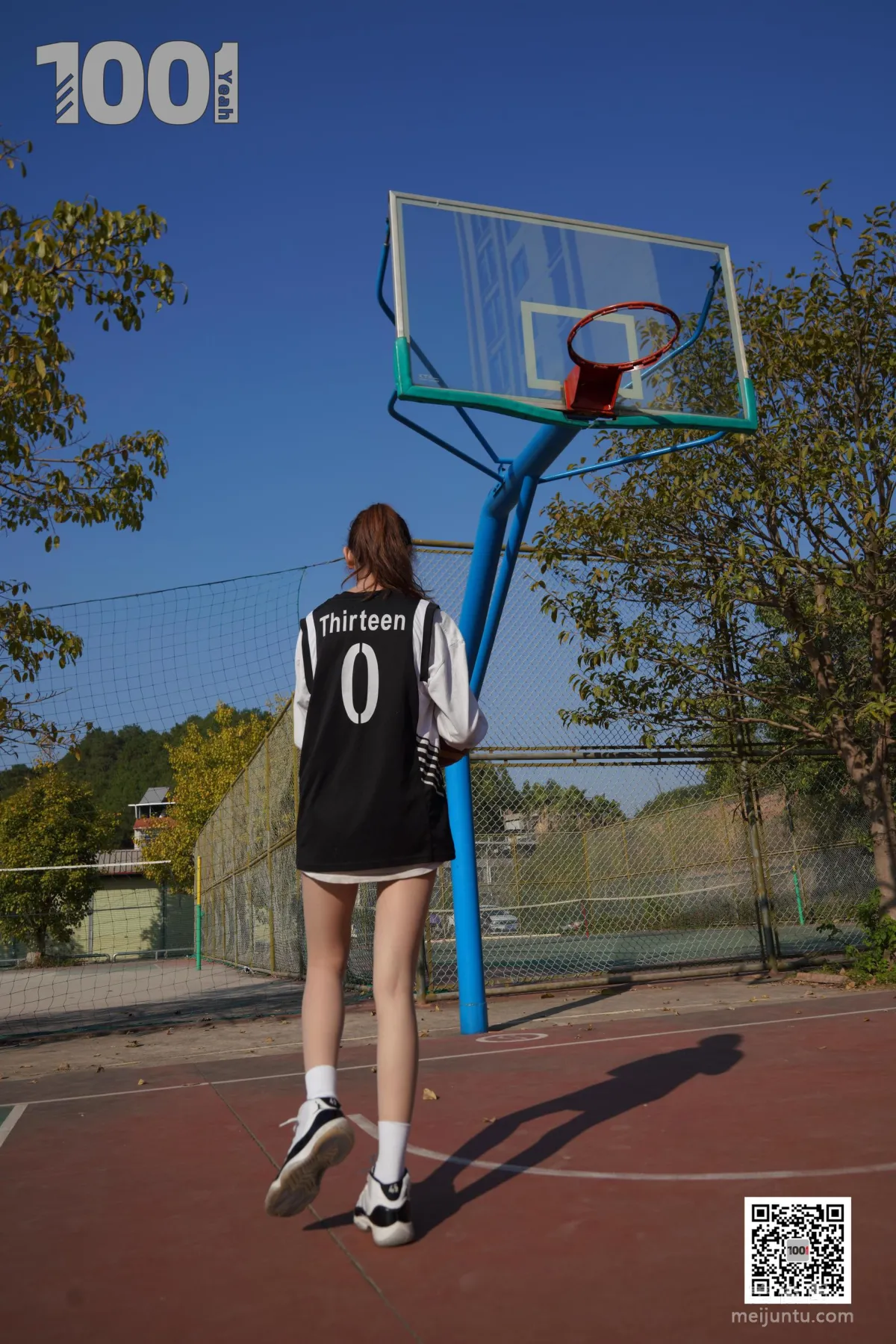 [IESS One Thousand and One Nights] Model: Cao Mei 'Playing Basketball with Girlfriend 3' Stockings and Beautiful Feet Photo Set photo 12