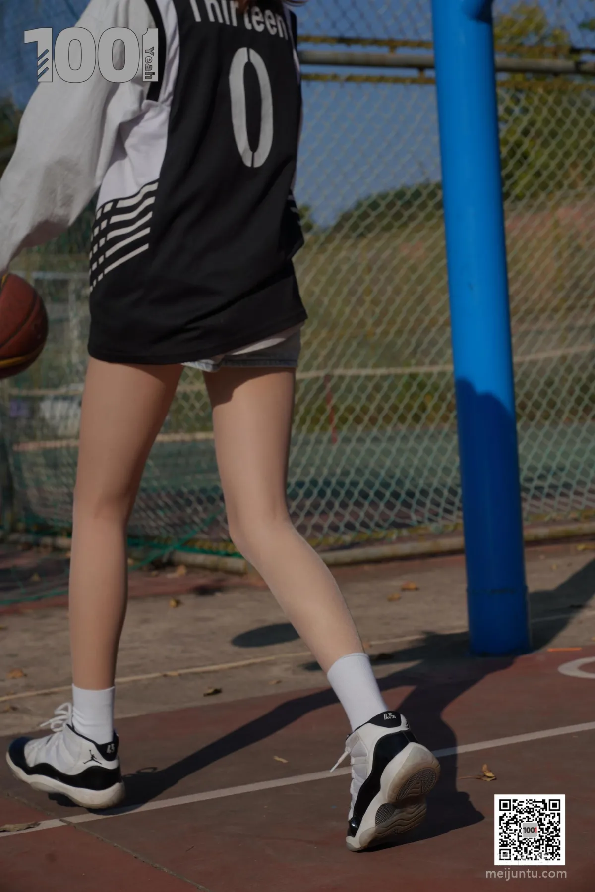 [IESS一千零一夜] 模特草莓《陪女朋友打籃球2》 絲襪美腿寫真集 71
