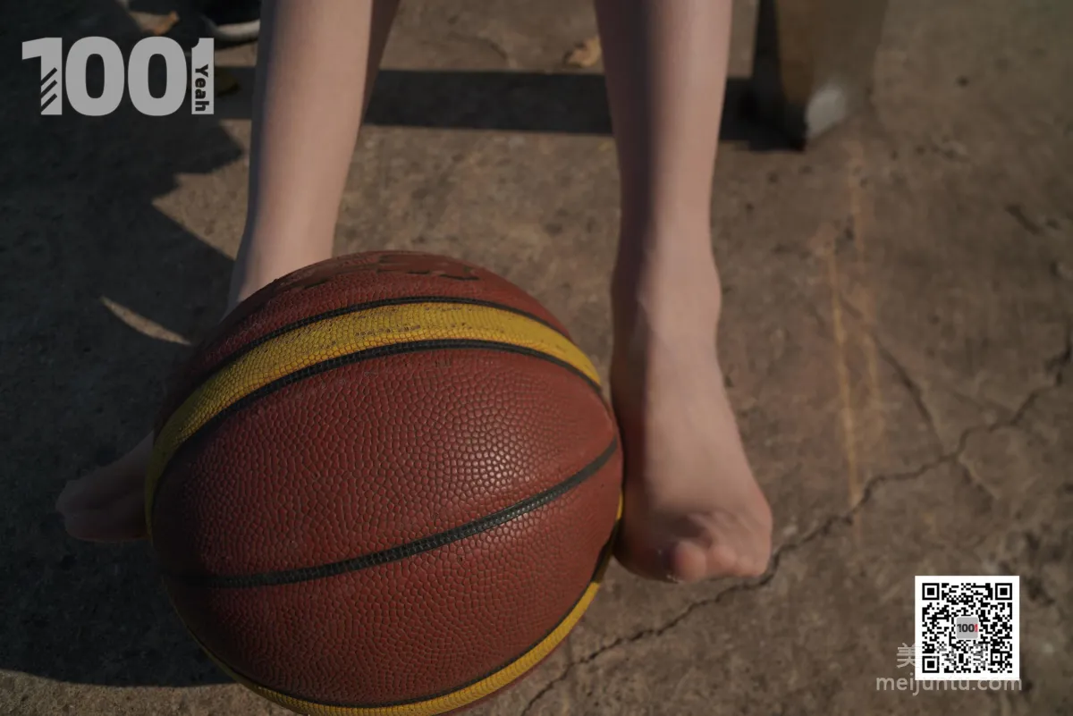 [One Thousand and One Nights] Model: Cao Mei, Accompanying Girlfriend to Play Basketball 4 Beautiful Feet and Silk Stockings Photo Set photo 74
