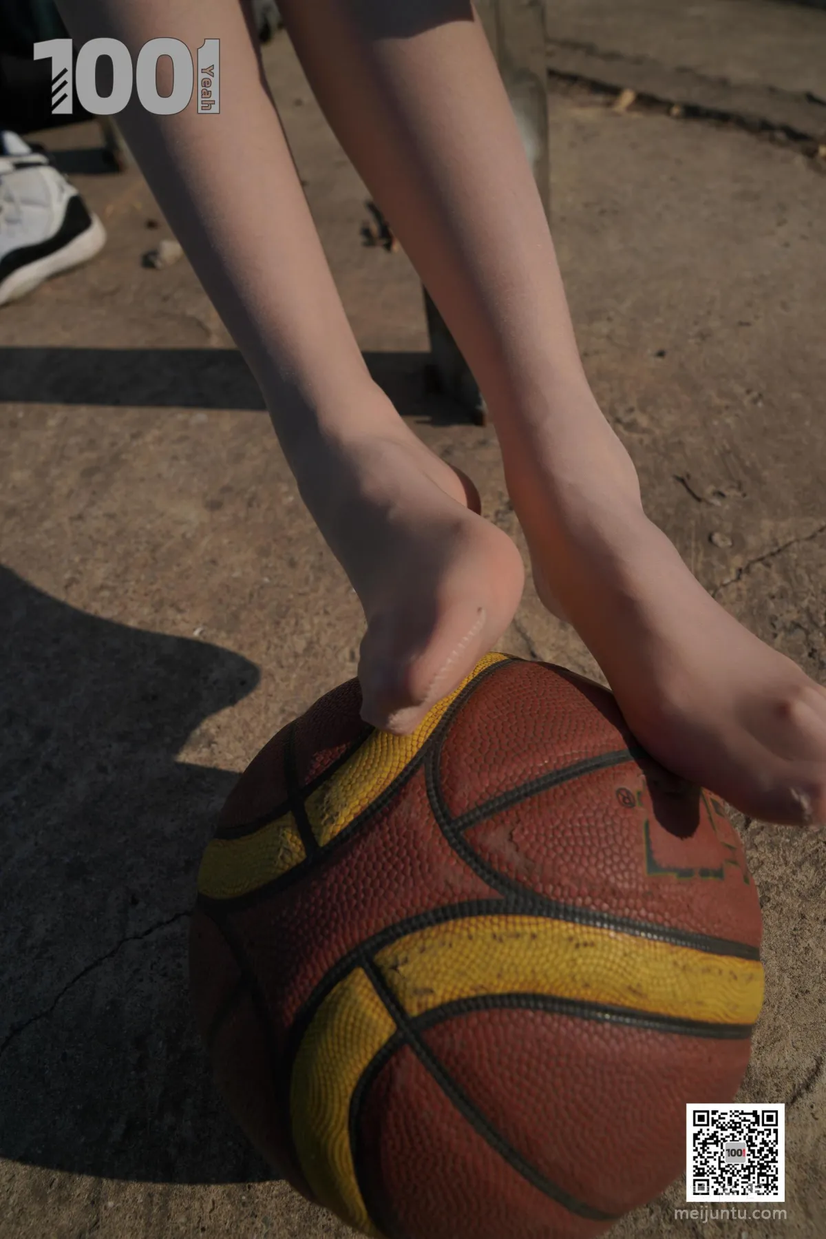 [One Thousand and One Nights] Model: Cao Mei, Accompanying Girlfriend to Play Basketball 4 Beautiful Feet and Silk Stockings Photo Set photo 71