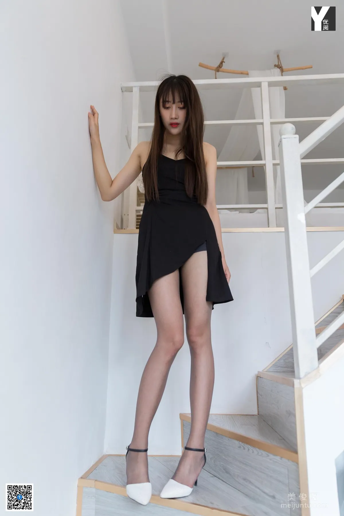 [IESS异思趣向] 模特：夏夏《黑长发与大长腿》 美腿写真集34
