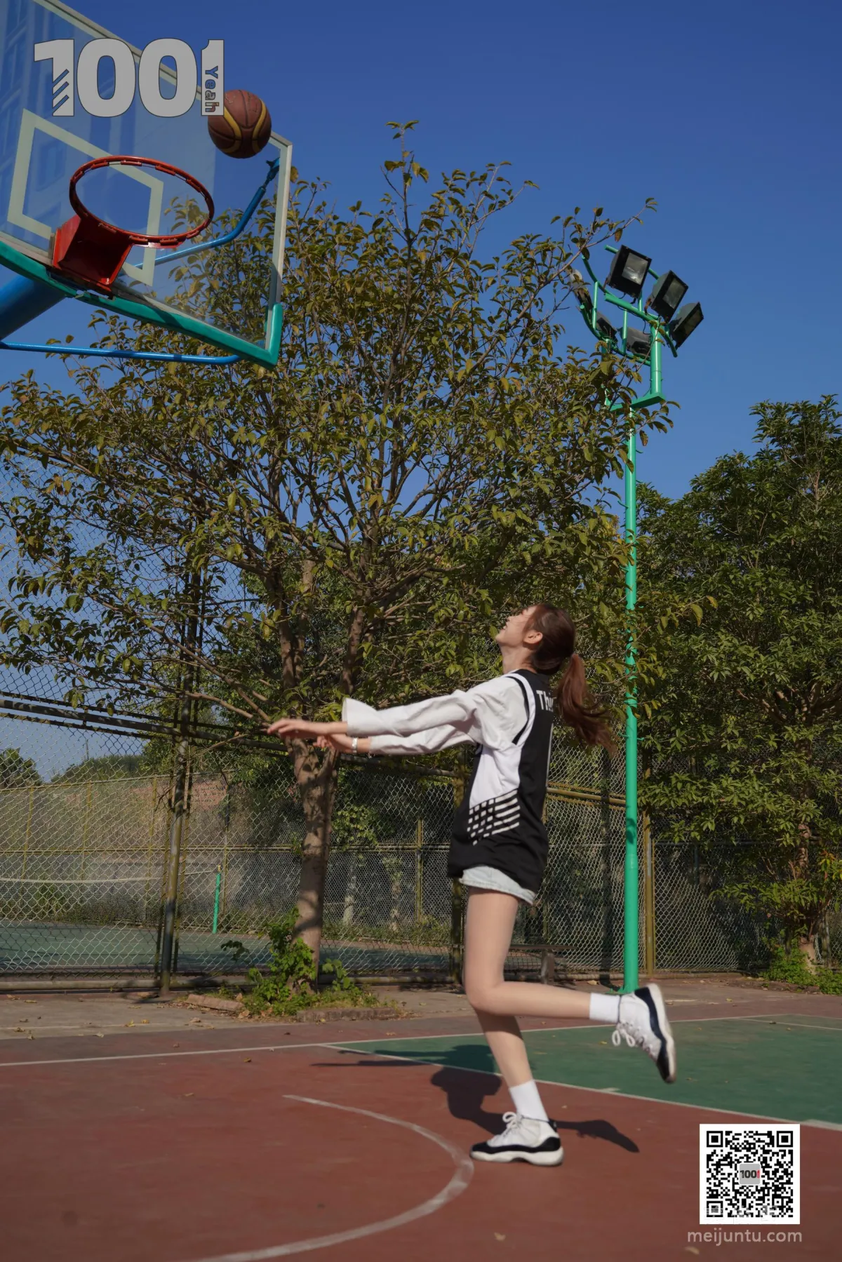 [IESS One Thousand and One Nights] Model: Cao Mei 'Playing Basketball with Girlfriend 3' Stockings and Beautiful Feet Photo Set photo 75