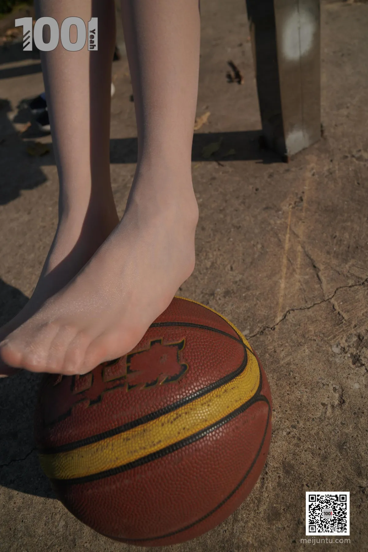 [One Thousand and One Nights] Model: Cao Mei, Accompanying Girlfriend to Play Basketball 4 Beautiful Feet and Silk Stockings Photo Set photo 72